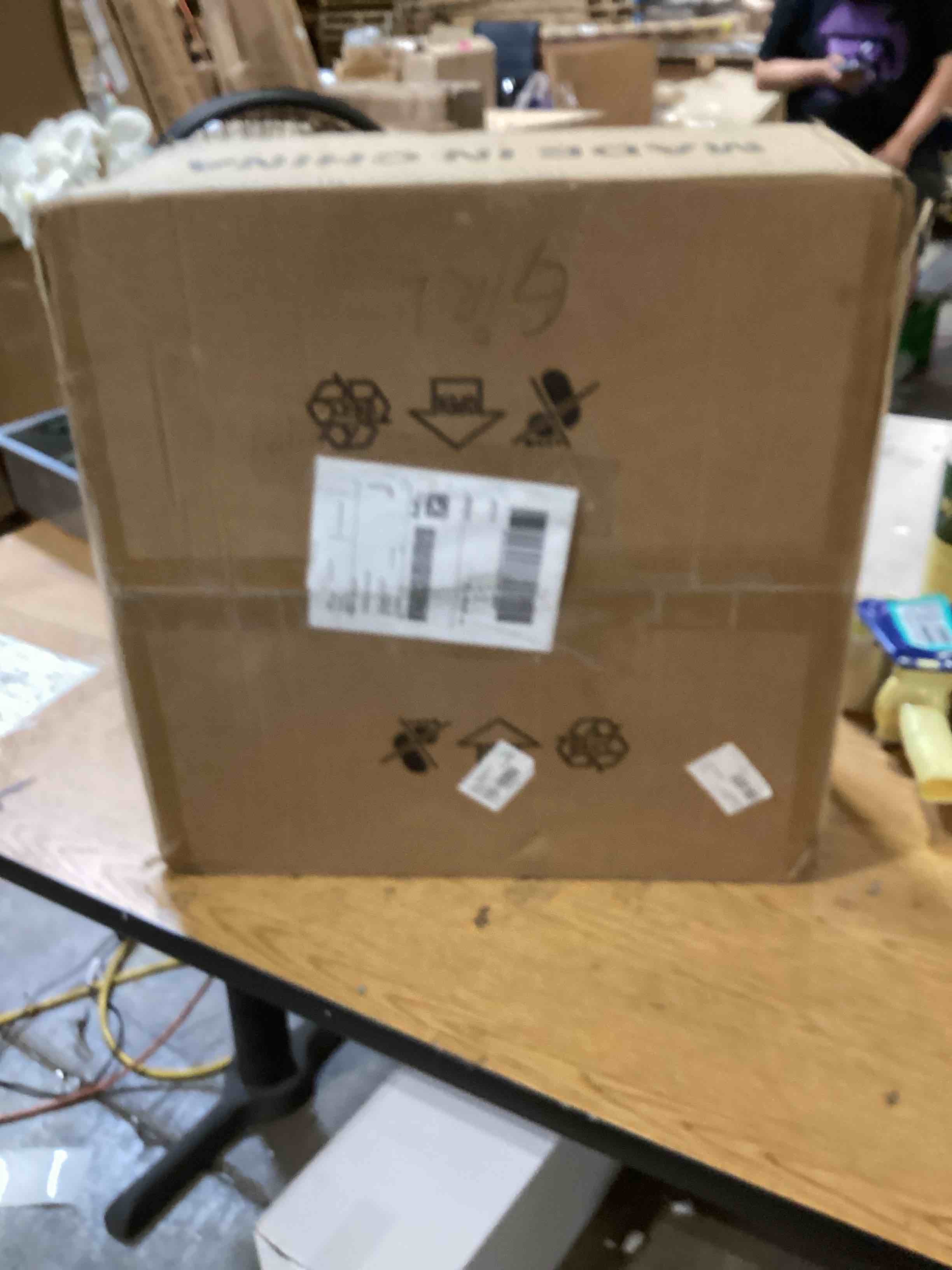 https://s3.amazonaws.com/lotting-images-prod/bidfta/PNK2585449_1752767121561.jpeg