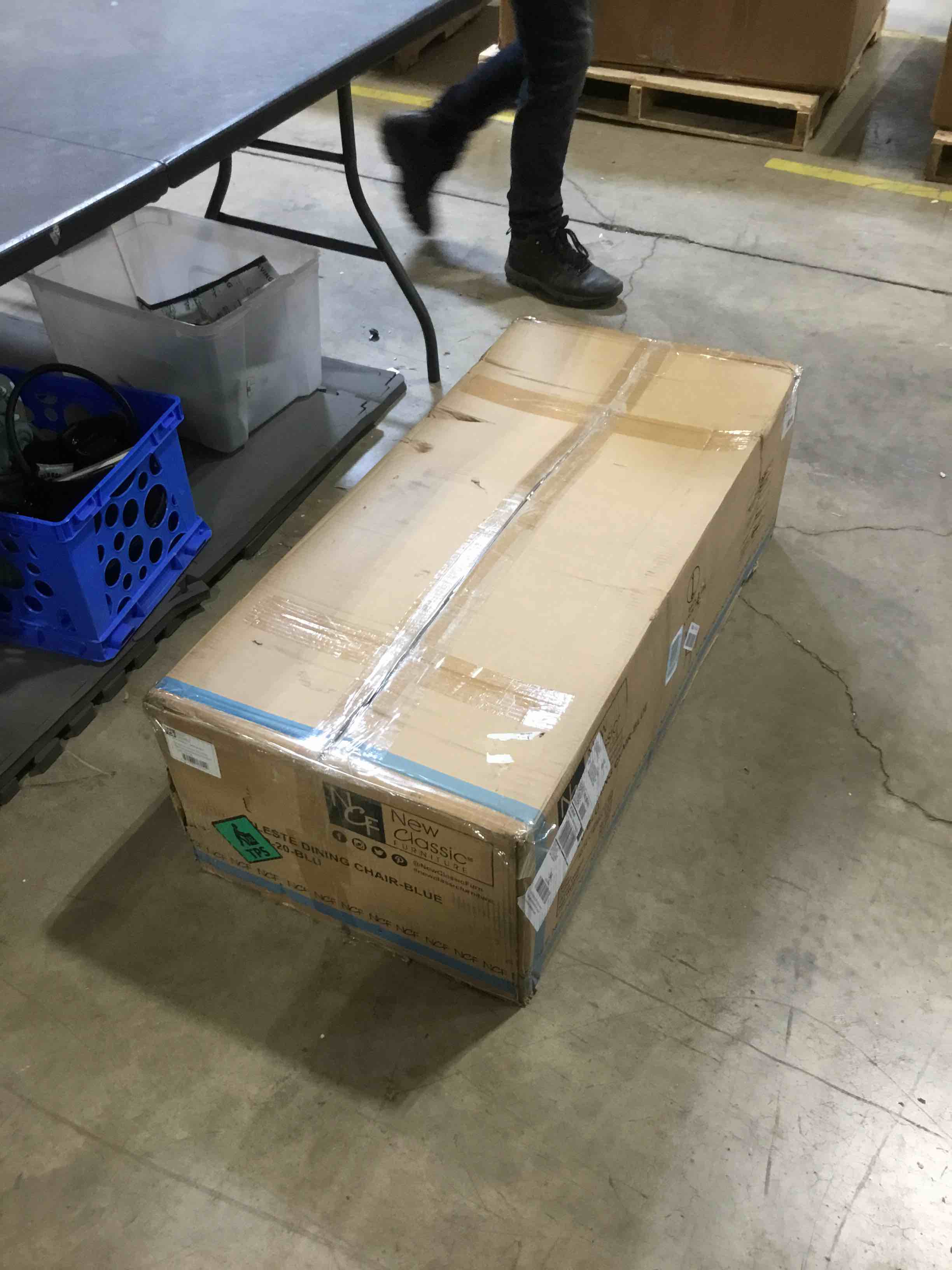 https://s3.amazonaws.com/lotting-images-prod/bidfta/PNK2587141_1746810270916.jpeg