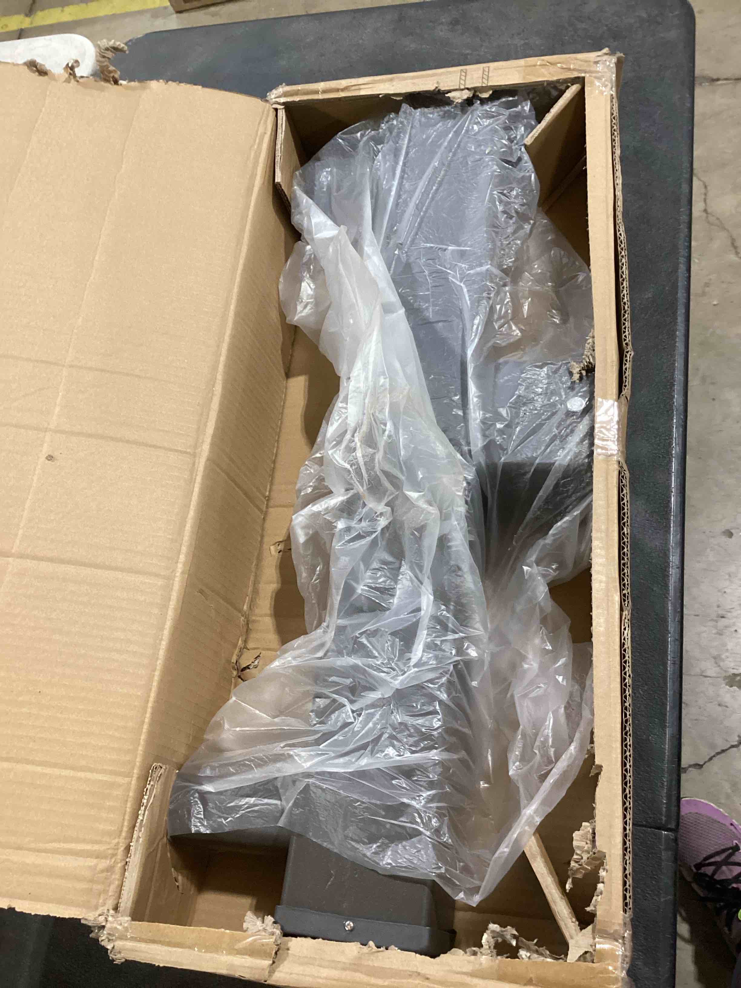 https://s3.amazonaws.com/lotting-images-prod/bidfta/PNK2587312_1747137411049.jpeg