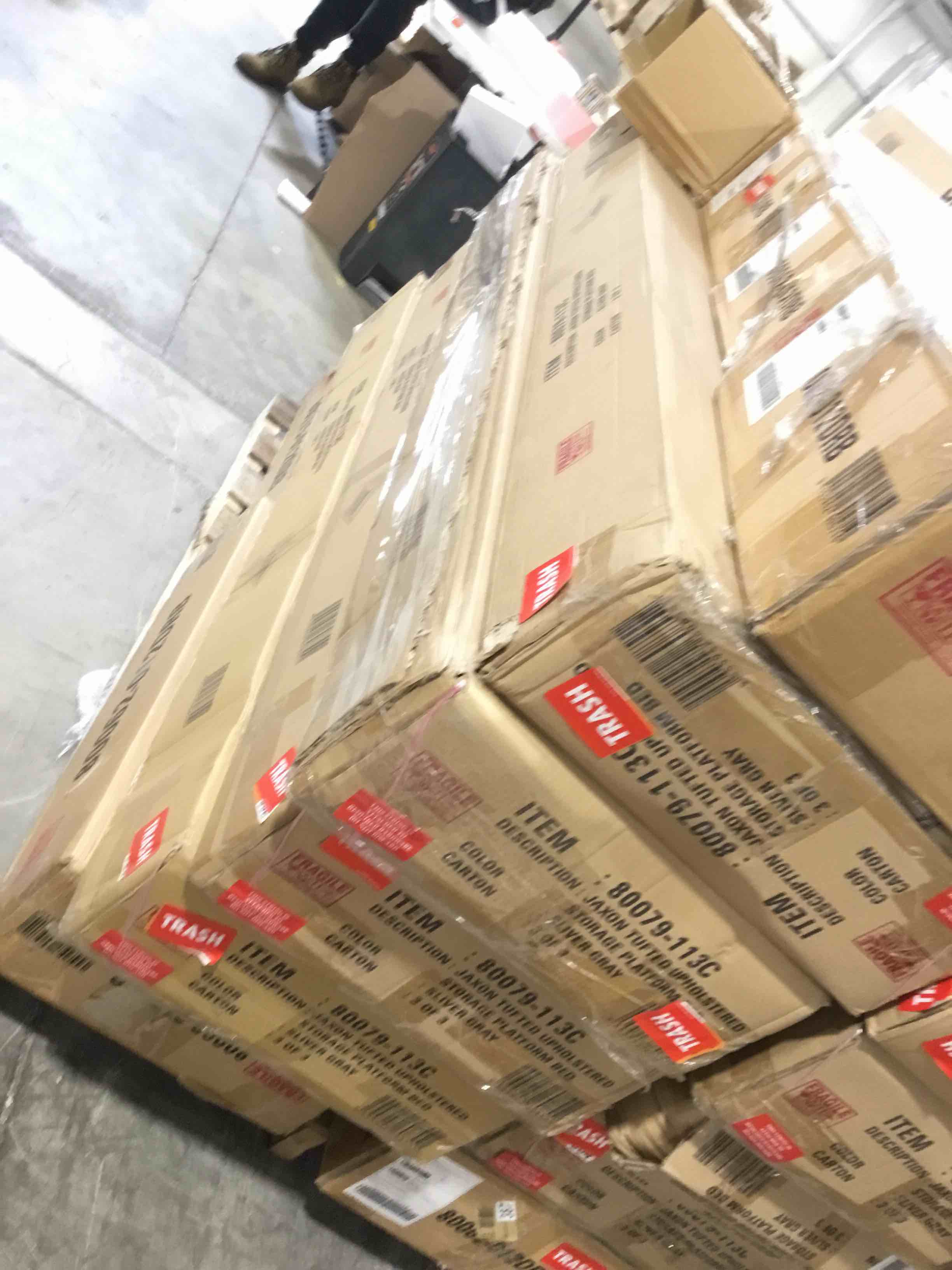 https://s3.amazonaws.com/lotting-images-prod/bidfta/PNK2587641_1747331190384.jpeg
