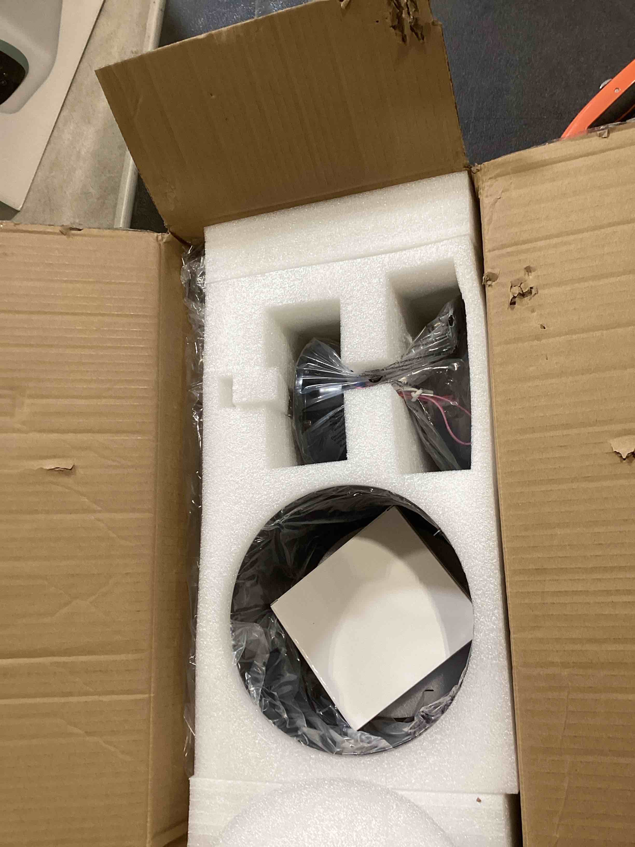https://s3.amazonaws.com/lotting-images-prod/bidfta/PNK2588585_1748883920972.jpeg