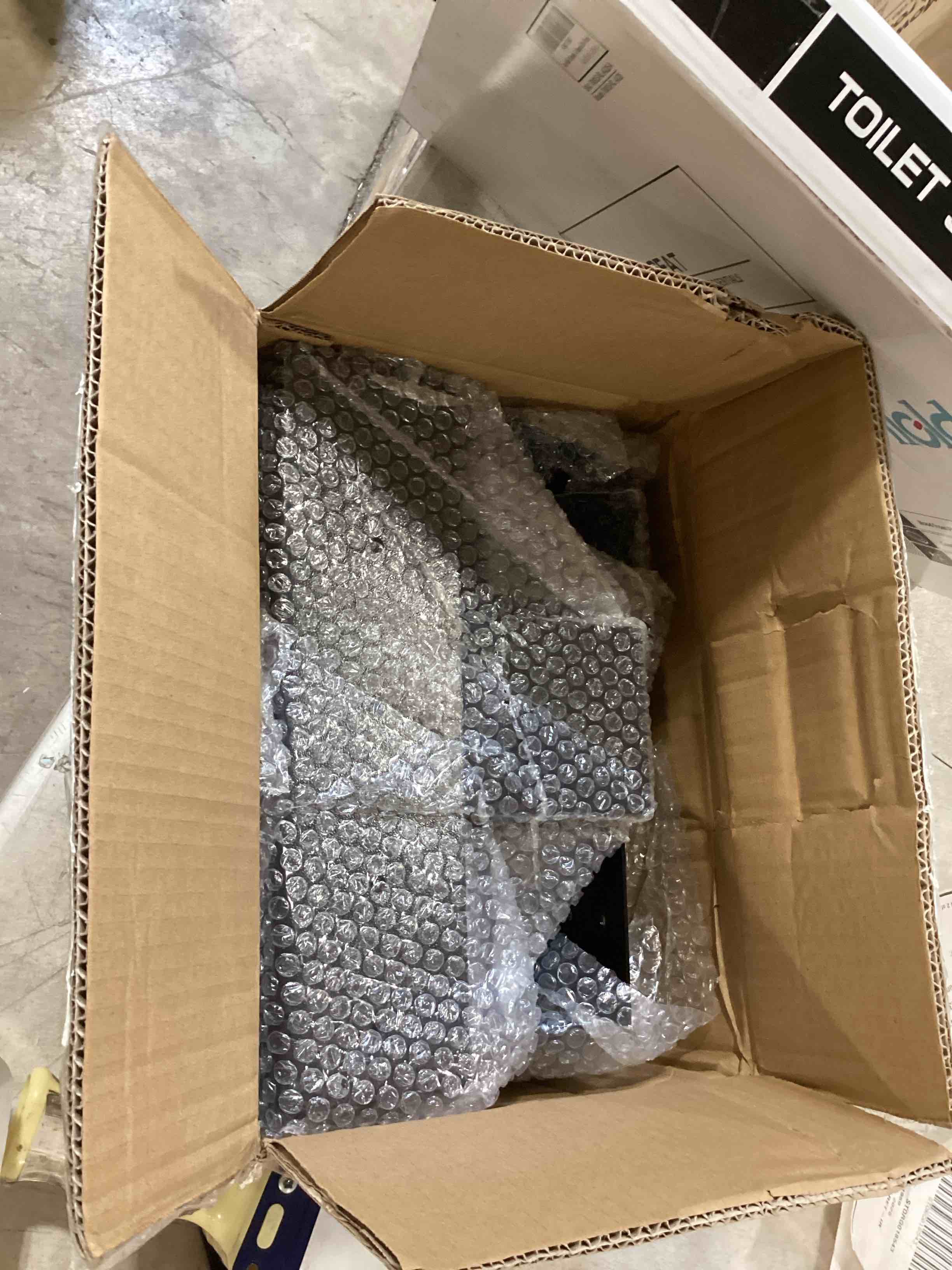 https://s3.amazonaws.com/lotting-images-prod/bidfta/PNK2590121_1751570720294.jpeg