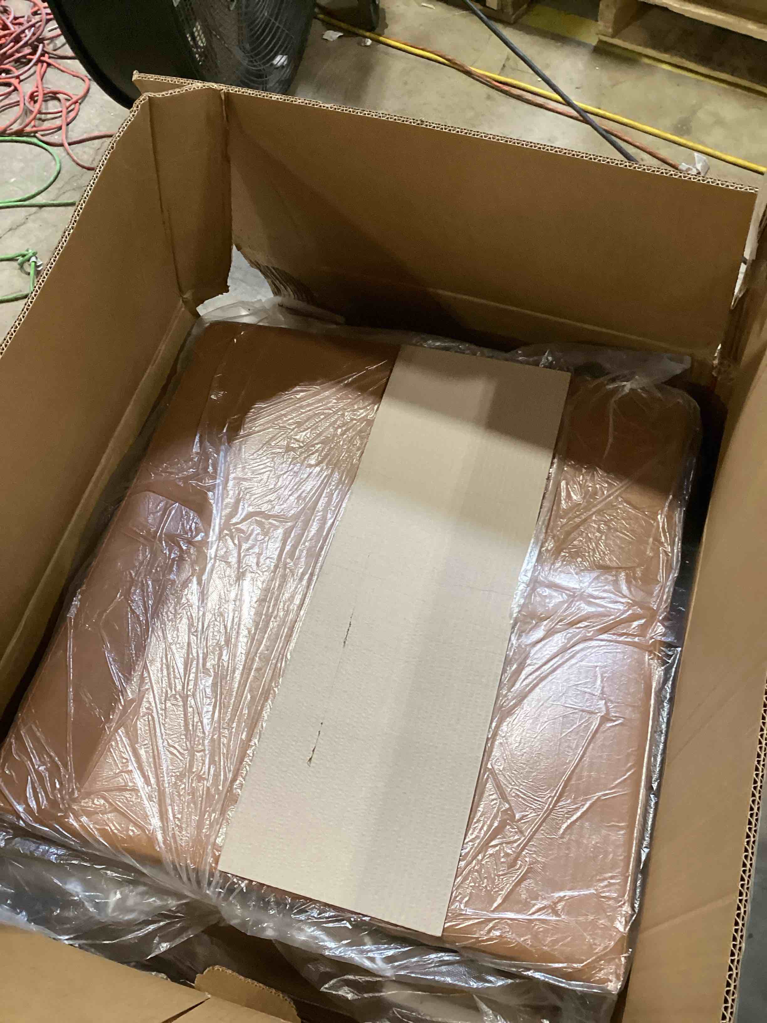 https://s3.amazonaws.com/lotting-images-prod/bidfta/PNK2590185_1752082729033.jpeg