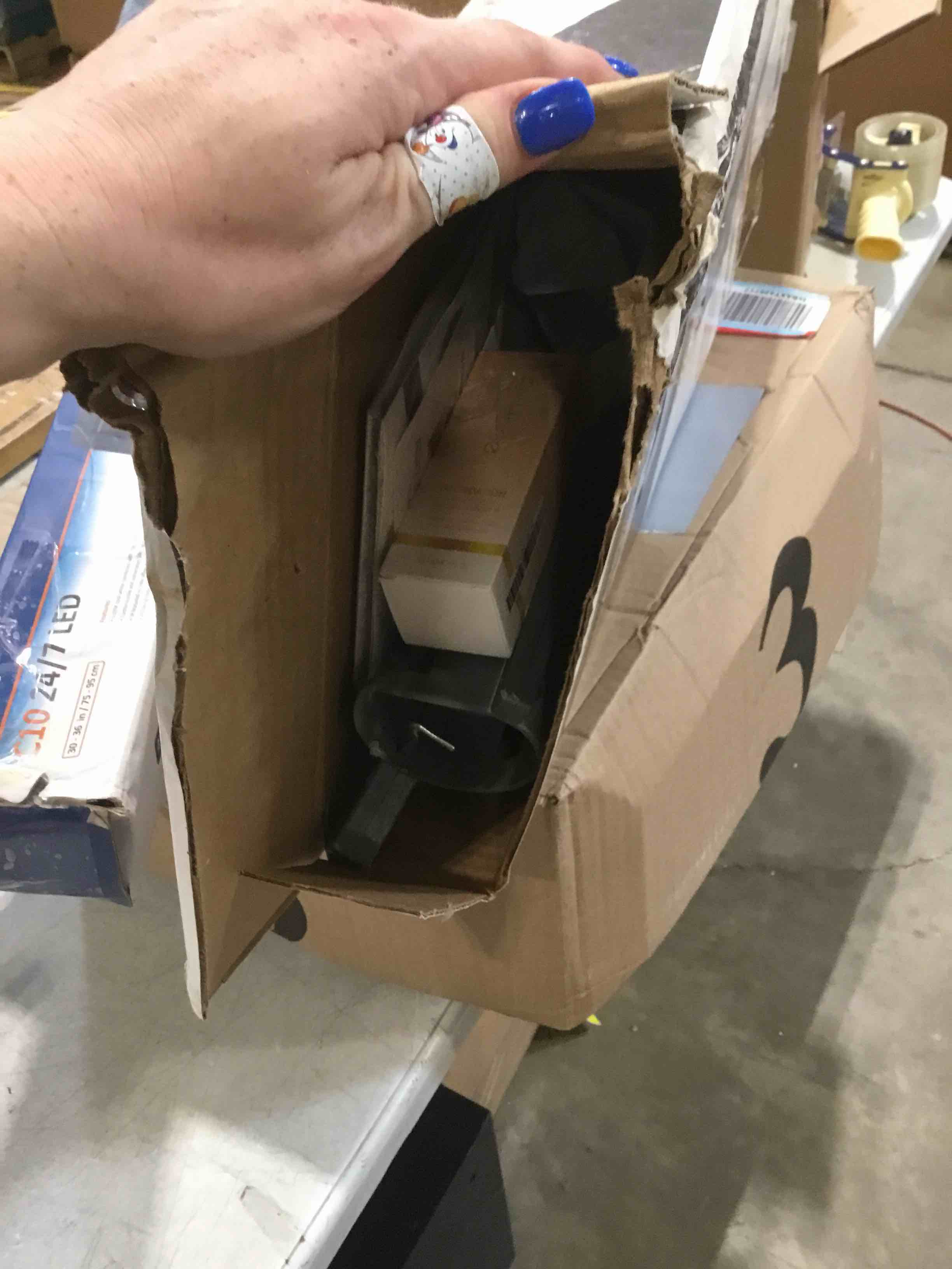 https://s3.amazonaws.com/lotting-images-prod/bidfta/PNK2594251_1750786448752.jpeg