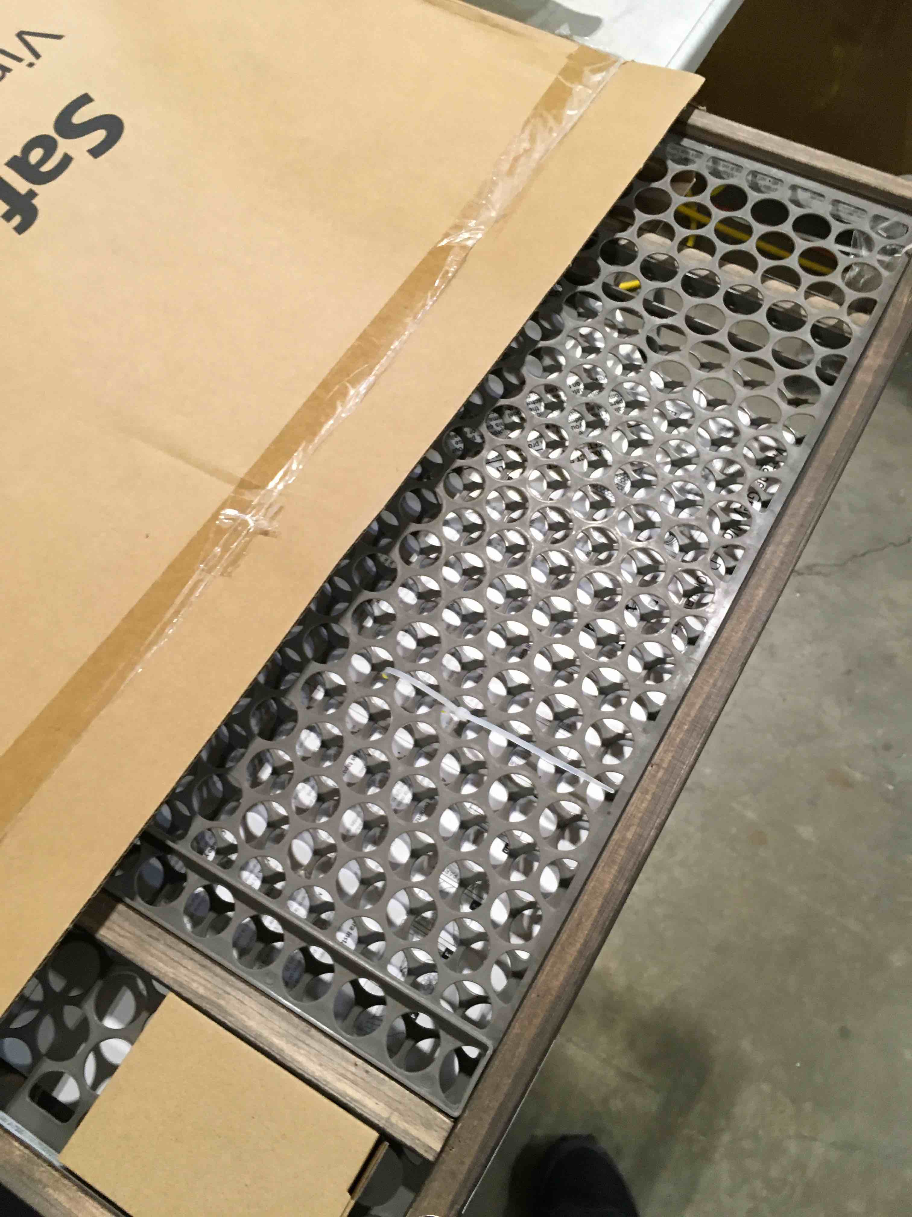 https://s3.amazonaws.com/lotting-images-prod/bidfta/PNK2594791_1751984511148.jpeg