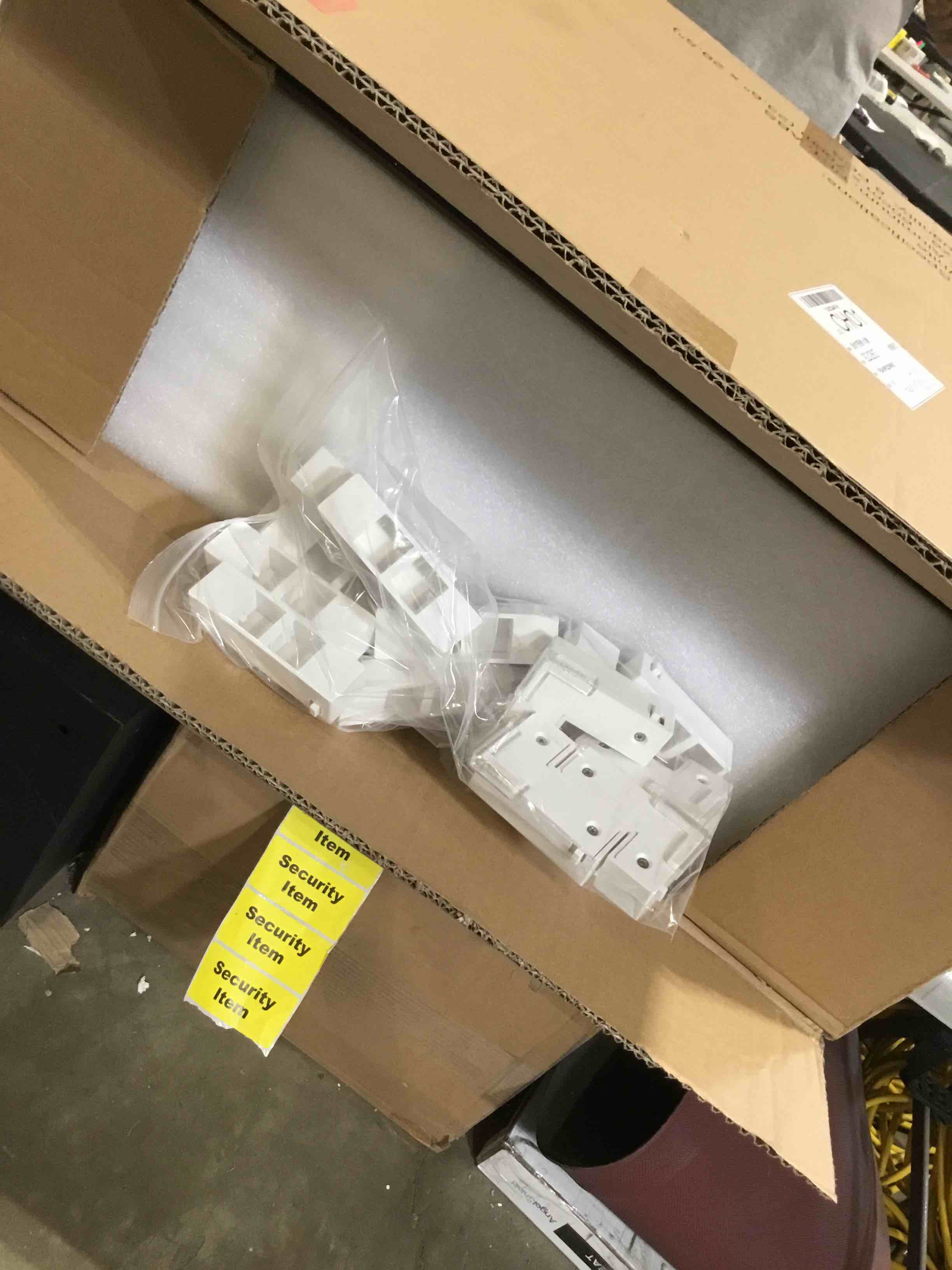 https://s3.amazonaws.com/lotting-images-prod/bidfta/PNK2594909_1751999752703.jpeg