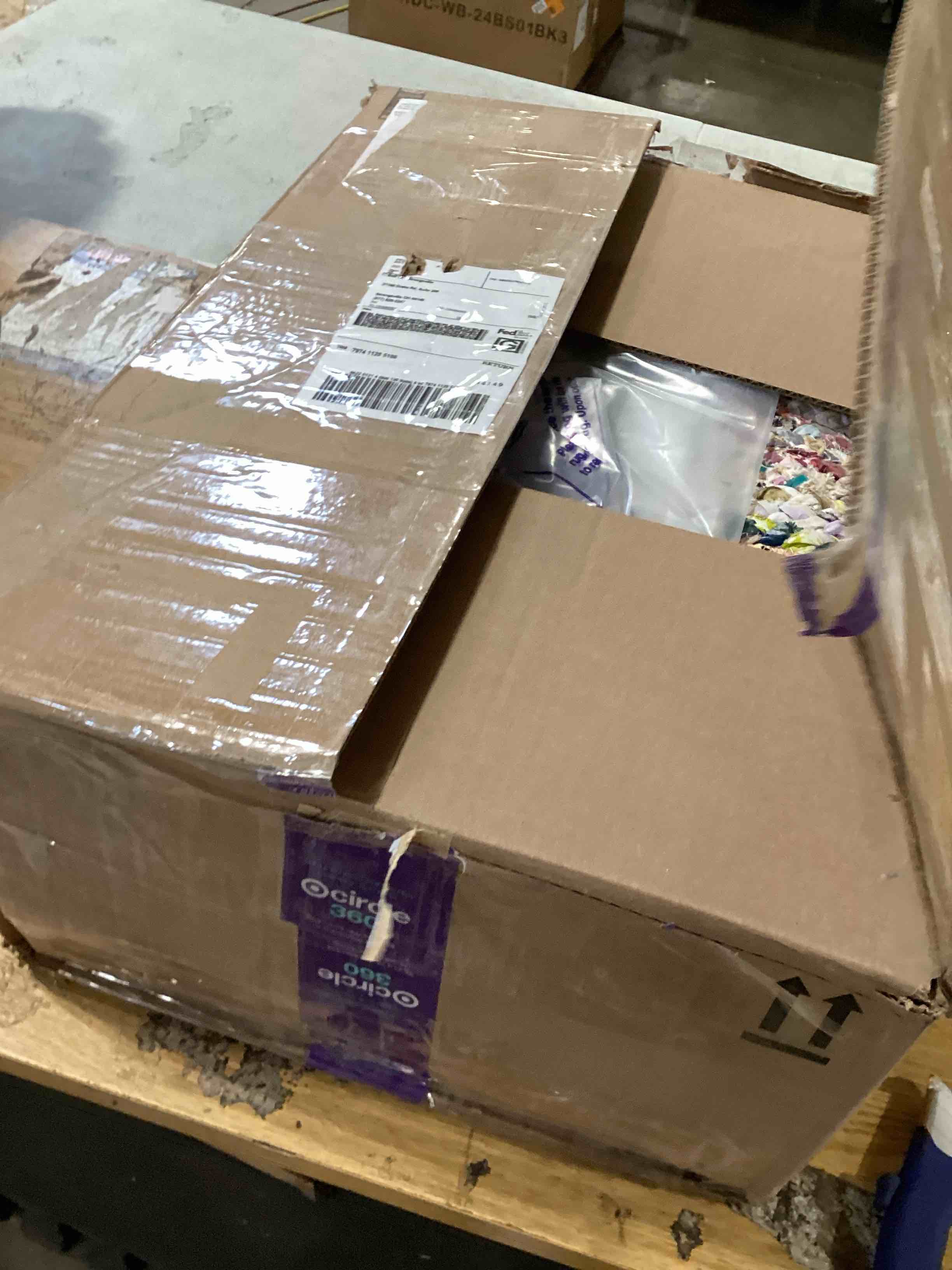https://s3.amazonaws.com/lotting-images-prod/bidfta/PNK2595062_1752171944544.jpeg