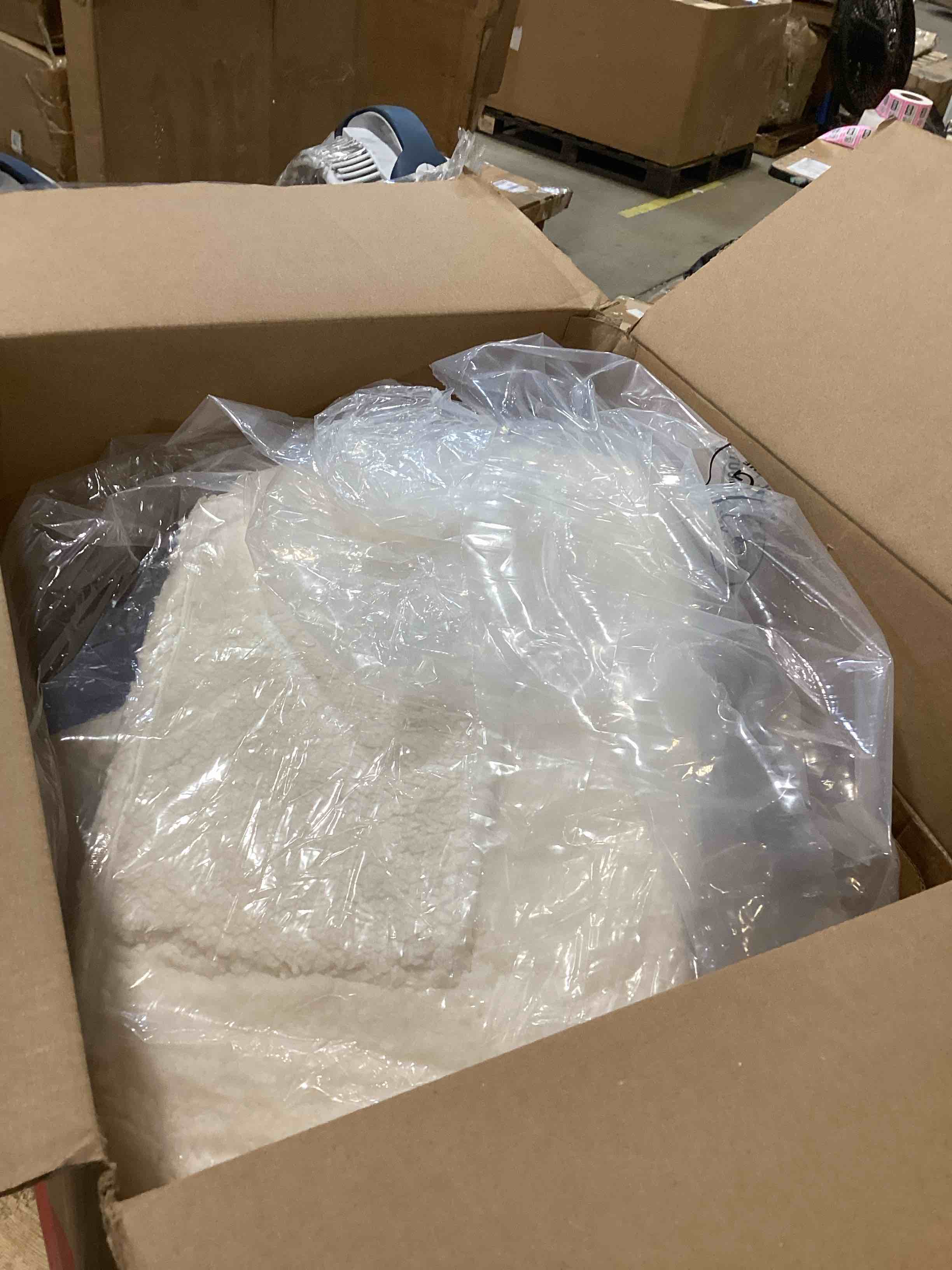 https://s3.amazonaws.com/lotting-images-prod/bidfta/PNK2595178_1752515839766.jpeg