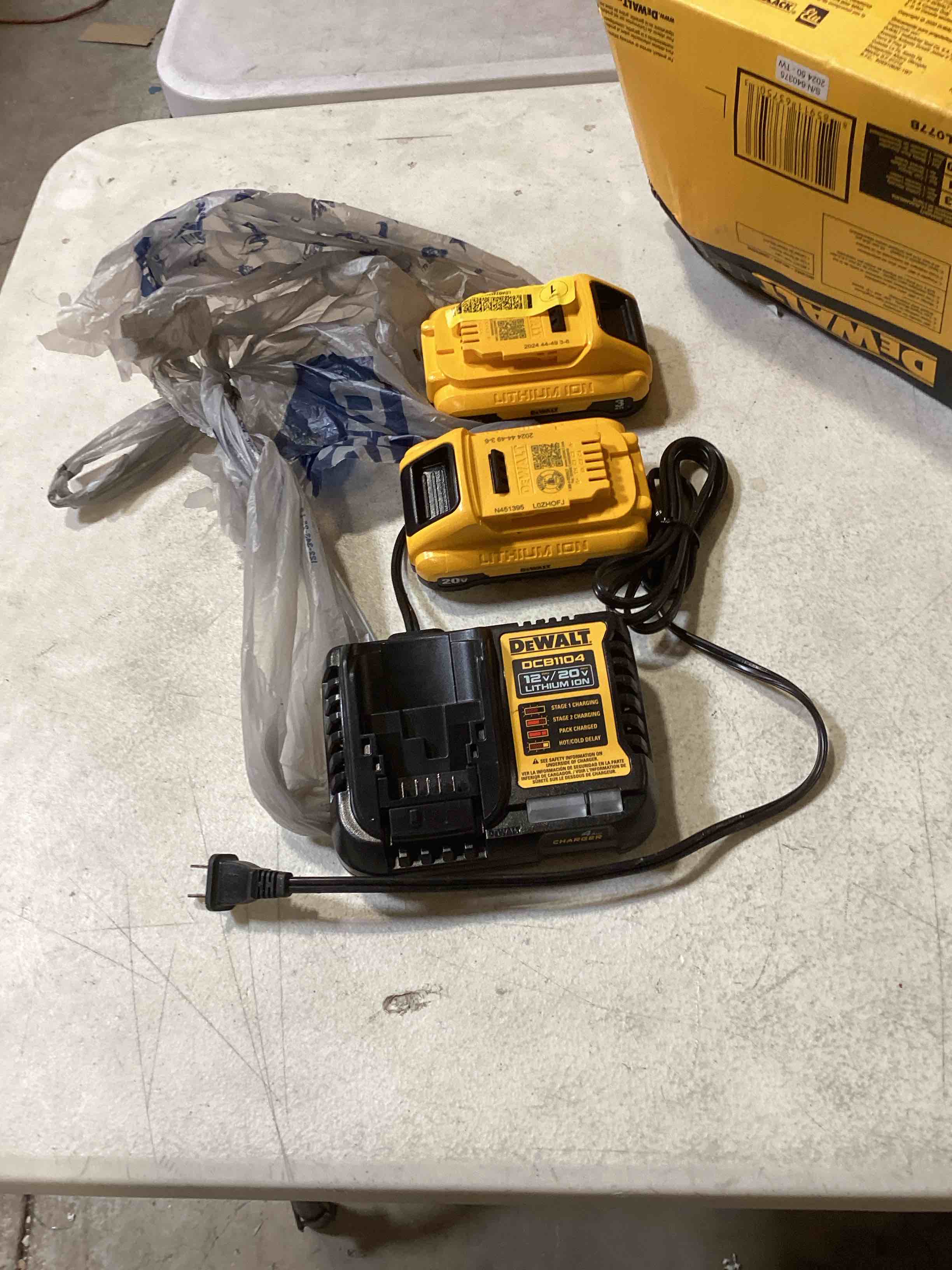 DEWALT 20V MAX Lithium-Ion Battery 2-Pack and Charger, 5.0 Ah, Battery Starter Kit