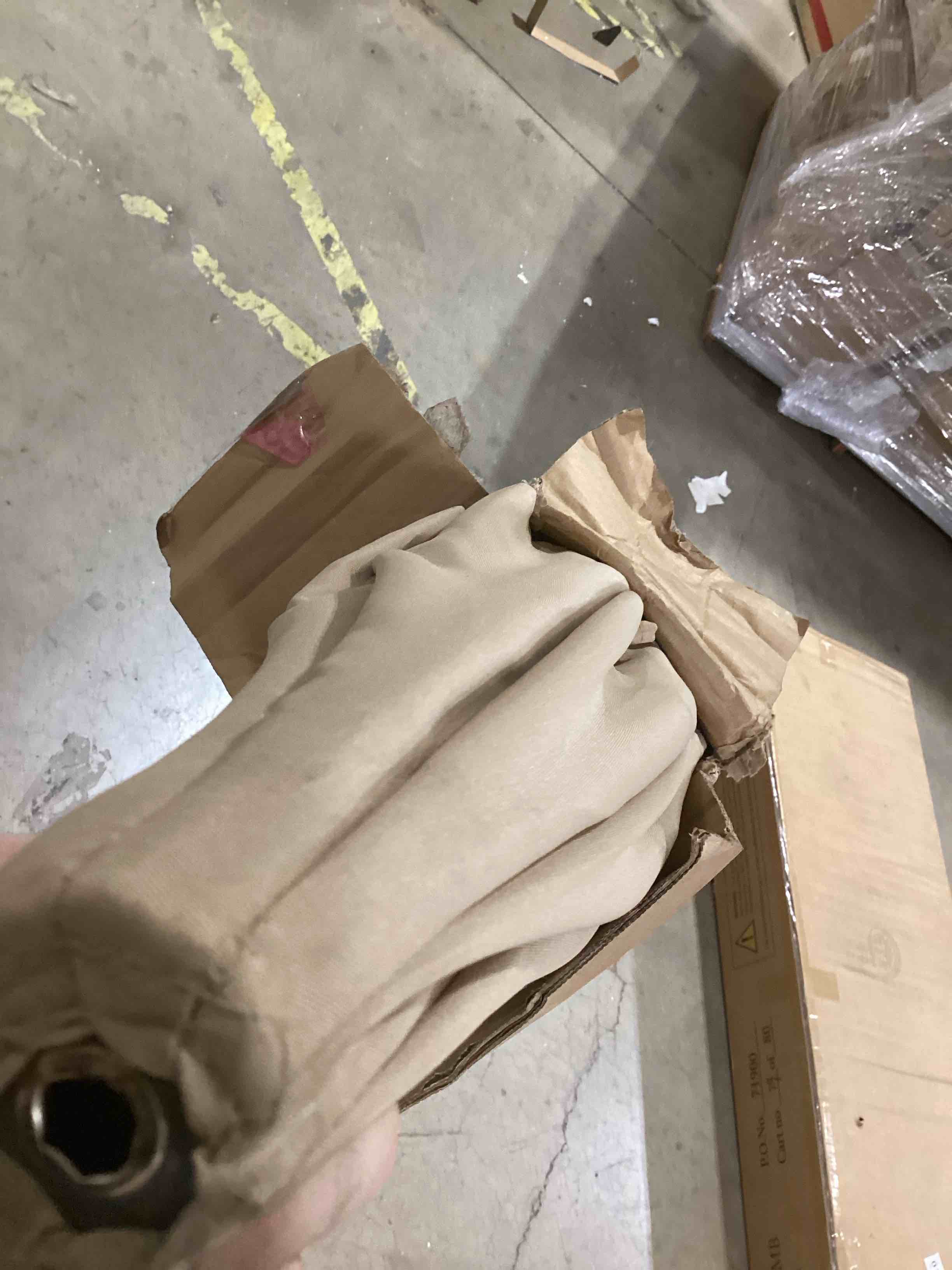 https://s3.amazonaws.com/lotting-images-prod/bidfta/PNK2599307_1752594429134.jpeg