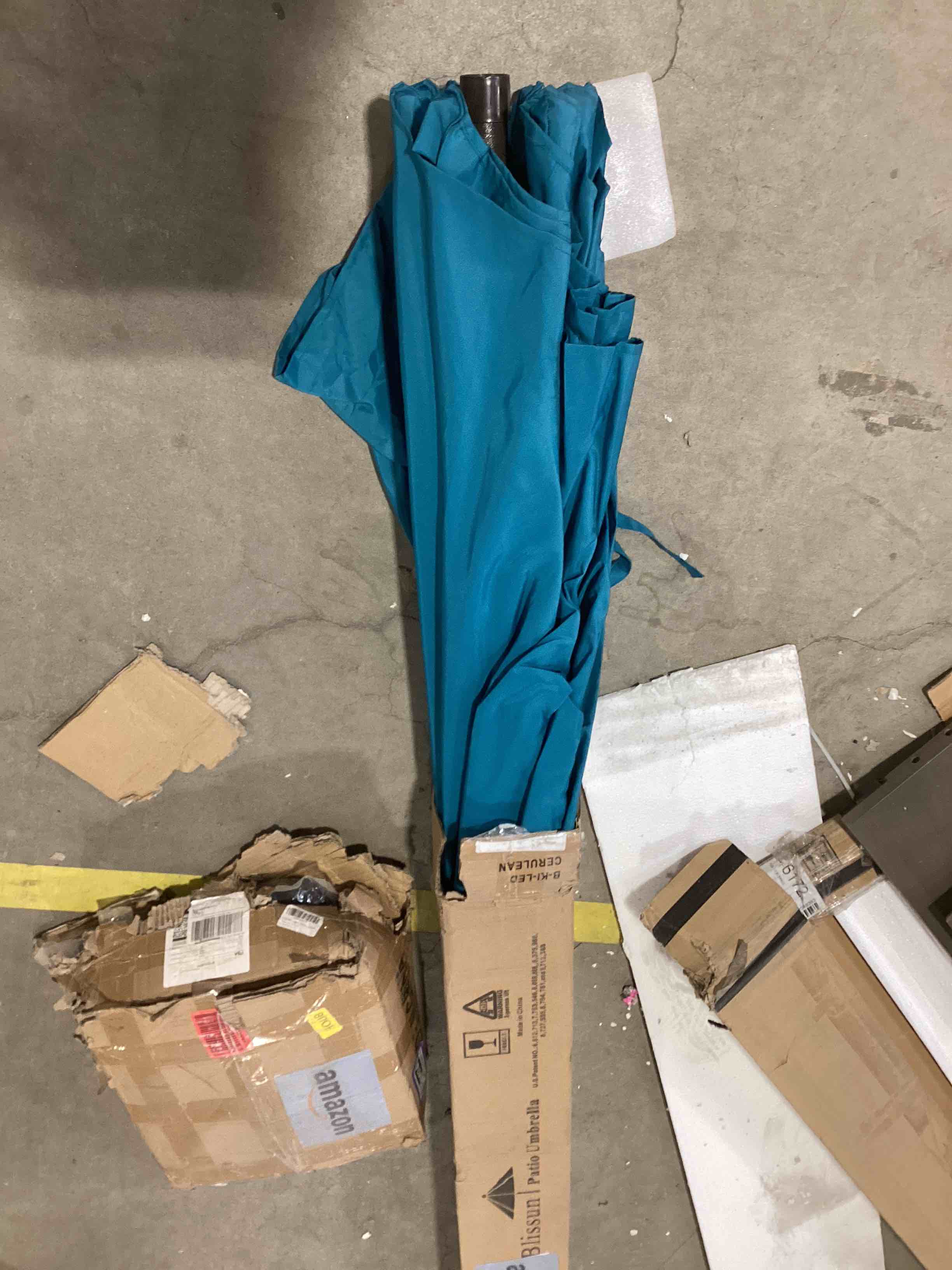 Blissun 9 ft Solar Umbrella 32 LED Lighted Patio Umbrella Table Market Umbrella with Tilt and Crank Outdoor Umbrella for Garden, Deck, Backyard, Pool and Beach (Navy Blue)