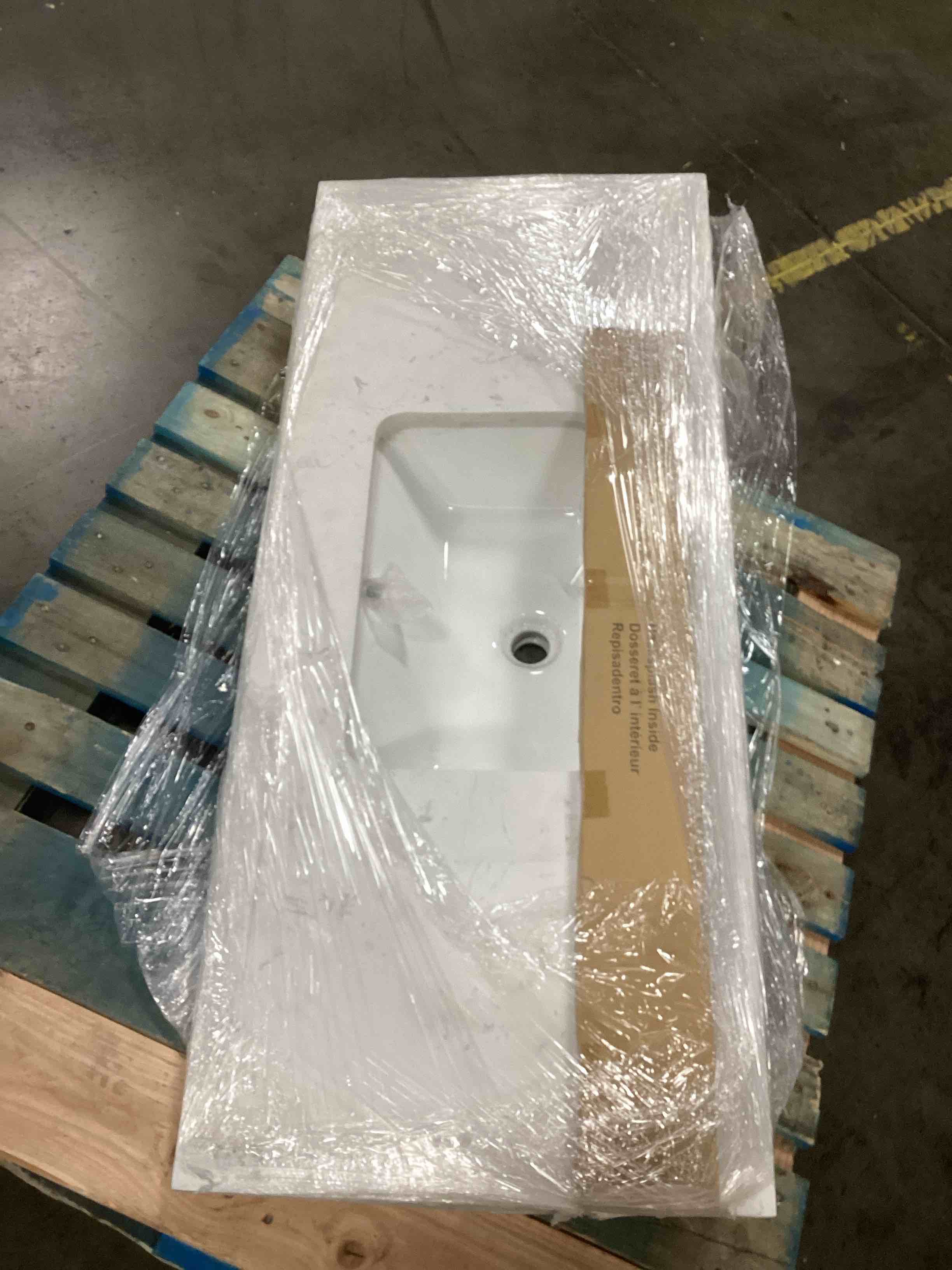 https://s3.amazonaws.com/lotting-images-prod/bidfta/PNK2675507_1760370948806.jpeg
