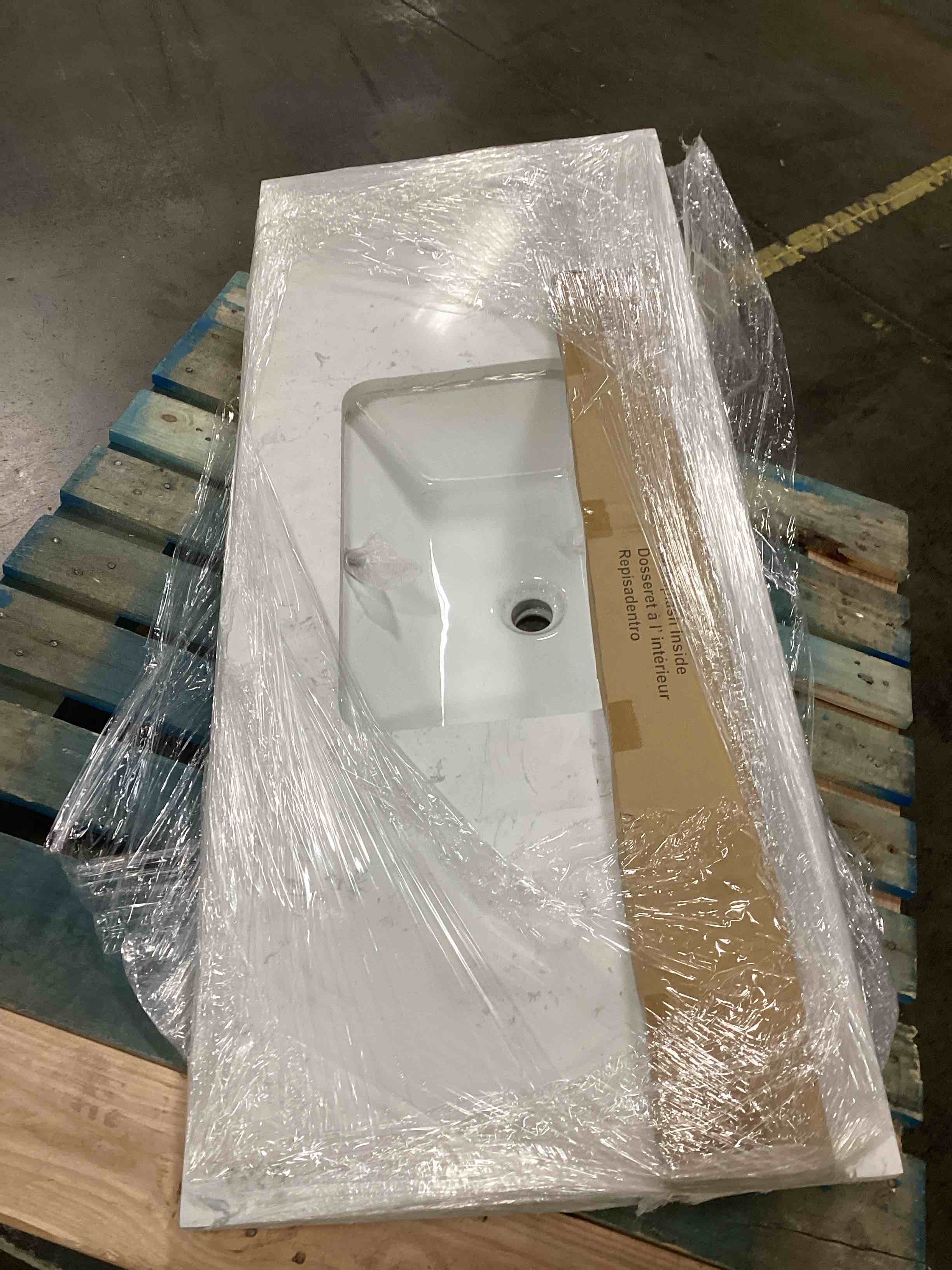 https://s3.amazonaws.com/lotting-images-prod/bidfta/PNK2675507_1760370950492.jpeg
