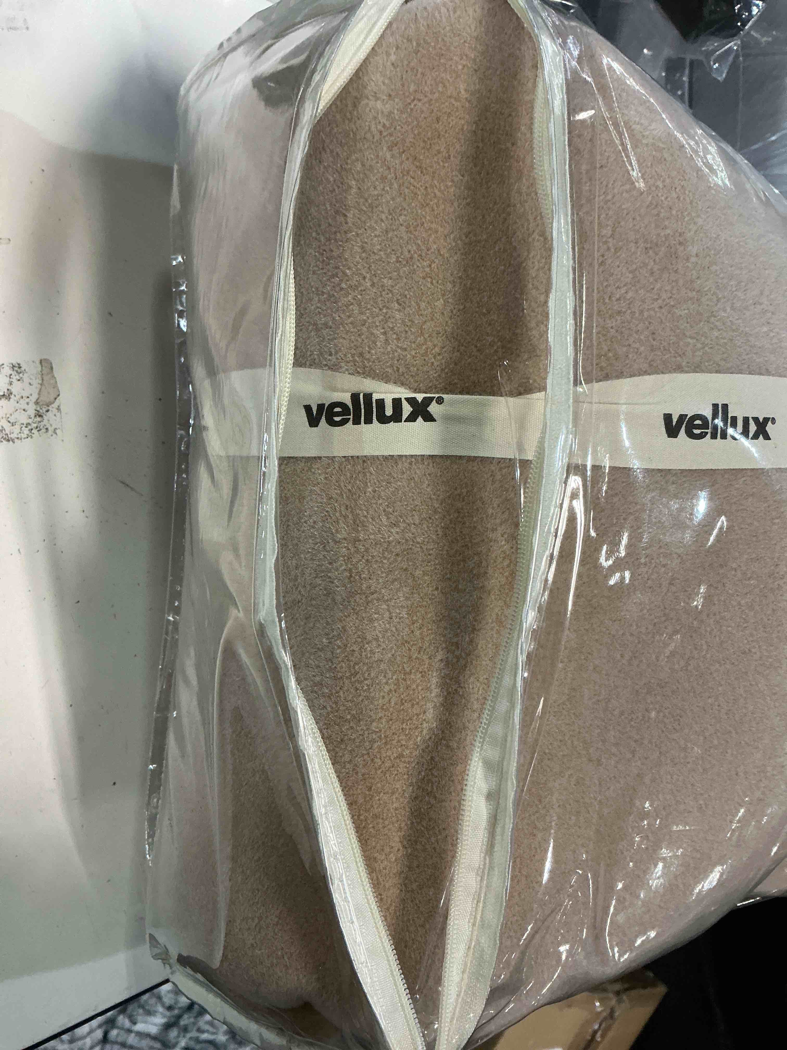 Condition photo showing Good Condition for Vellux 1B07049 Original Insulating Core Hotel Style Solid blanket Machine Washable Soft Cozy Warm Pet Friendly Bed Sofa Blankets, Twin, Beige
