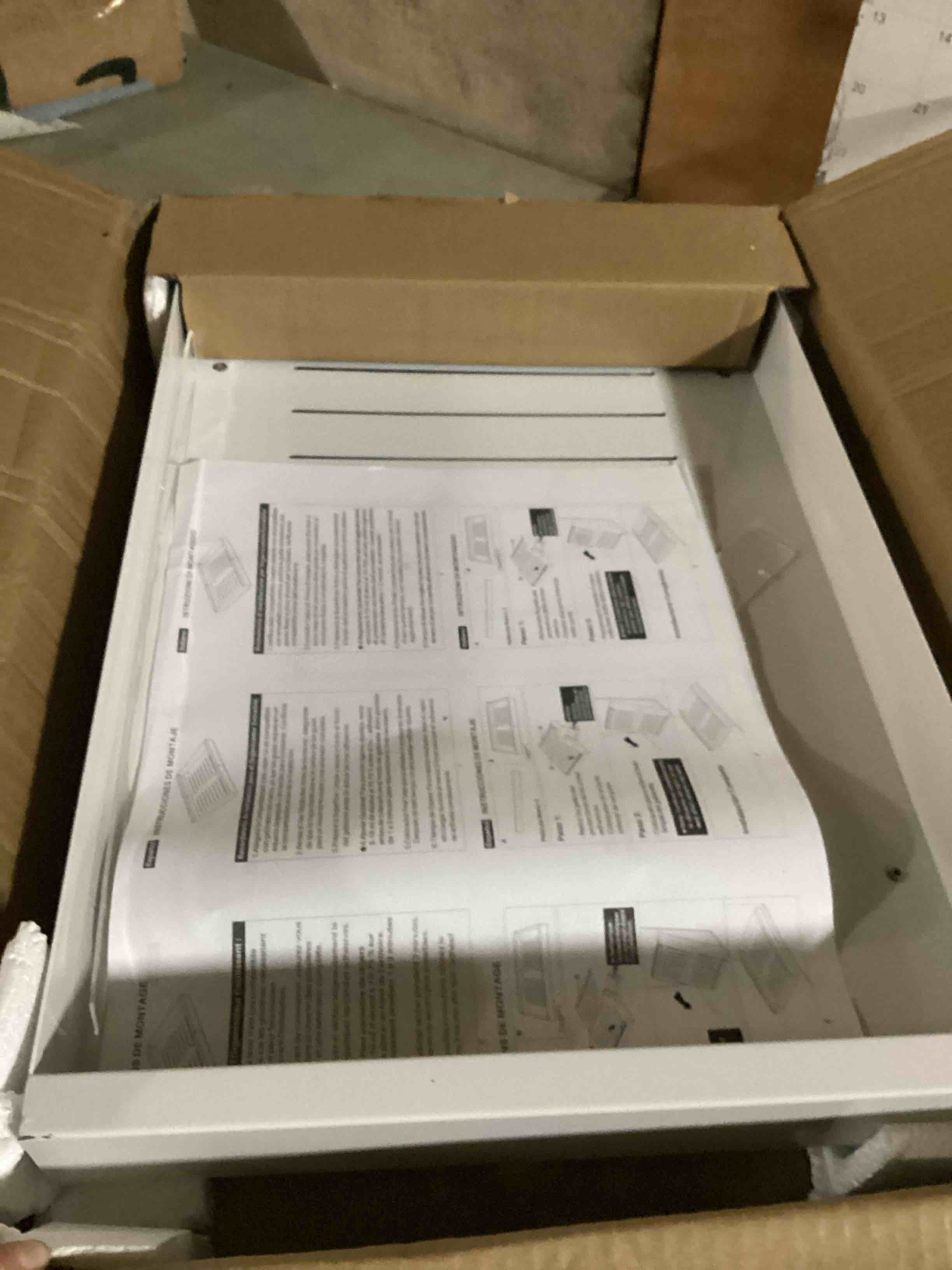https://s3.amazonaws.com/lotting-images-prod/bidfta/PNK3326995_1754741725582.jpeg