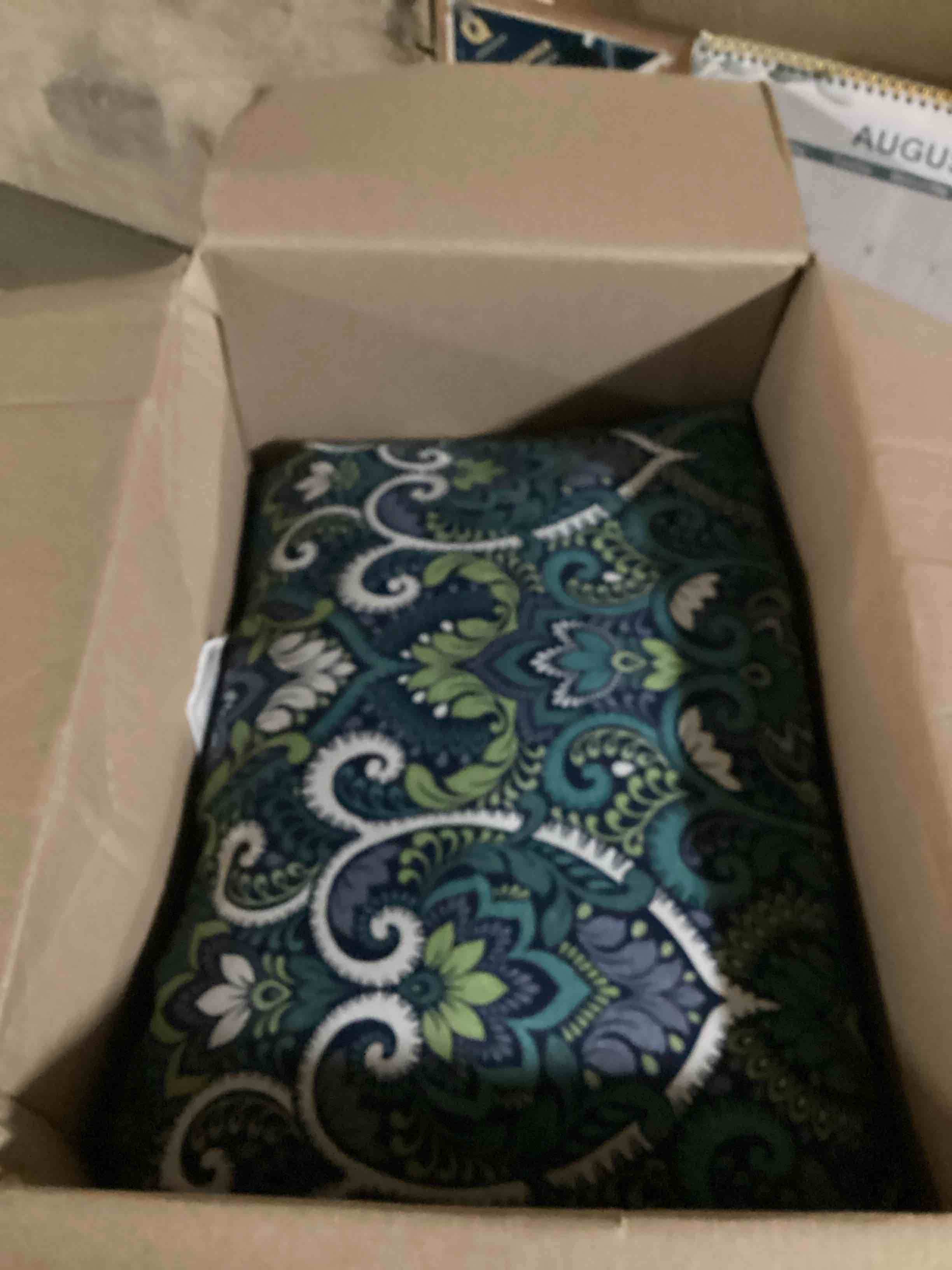 https://s3.amazonaws.com/lotting-images-prod/bidfta/PNK3327139_1754910594842.jpeg
