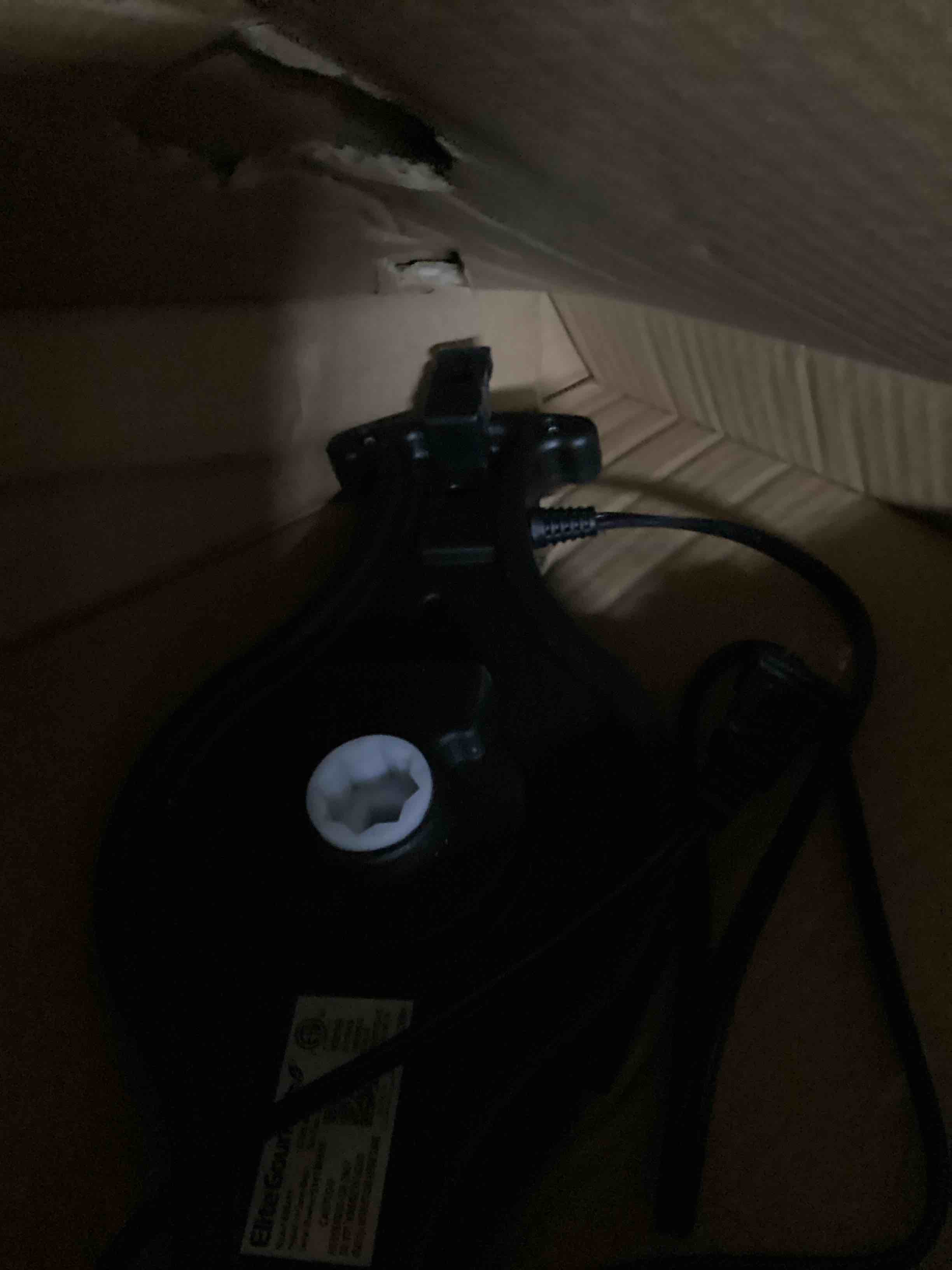 https://s3.amazonaws.com/lotting-images-prod/bidfta/PNK3327160_1754912113418.jpeg