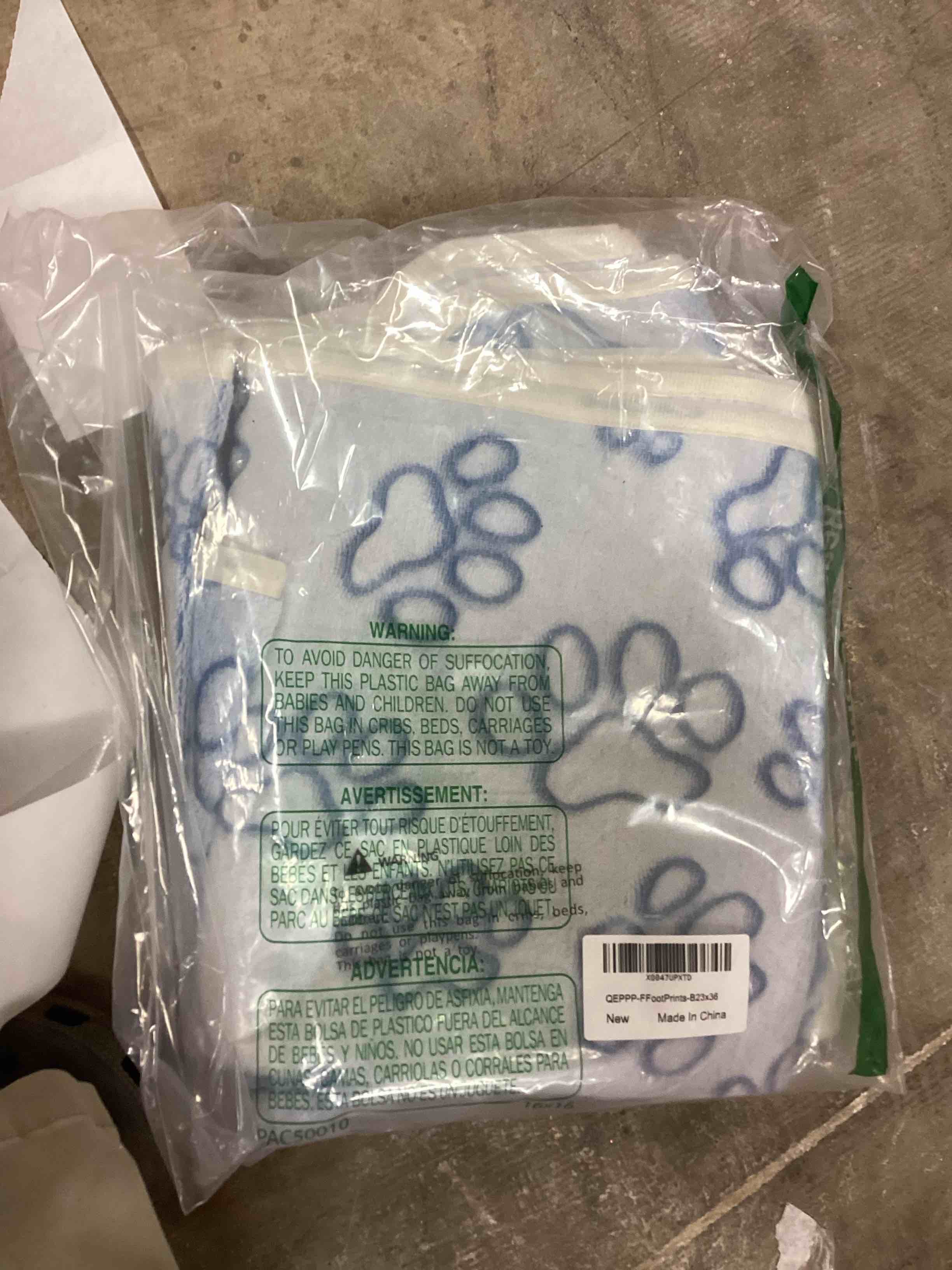 Condition photo showing Good Condition for Qeils Reusable Puppy Pads, 1 Washable Pee Pads for Dogs, Non Slip Wee Wee pad, Absorbent and Leakproof Training Mats for Potty, Crate, Playpen, Bed, Sofa, 23"x 36" Flannel 23"x 36"(pack of 2)