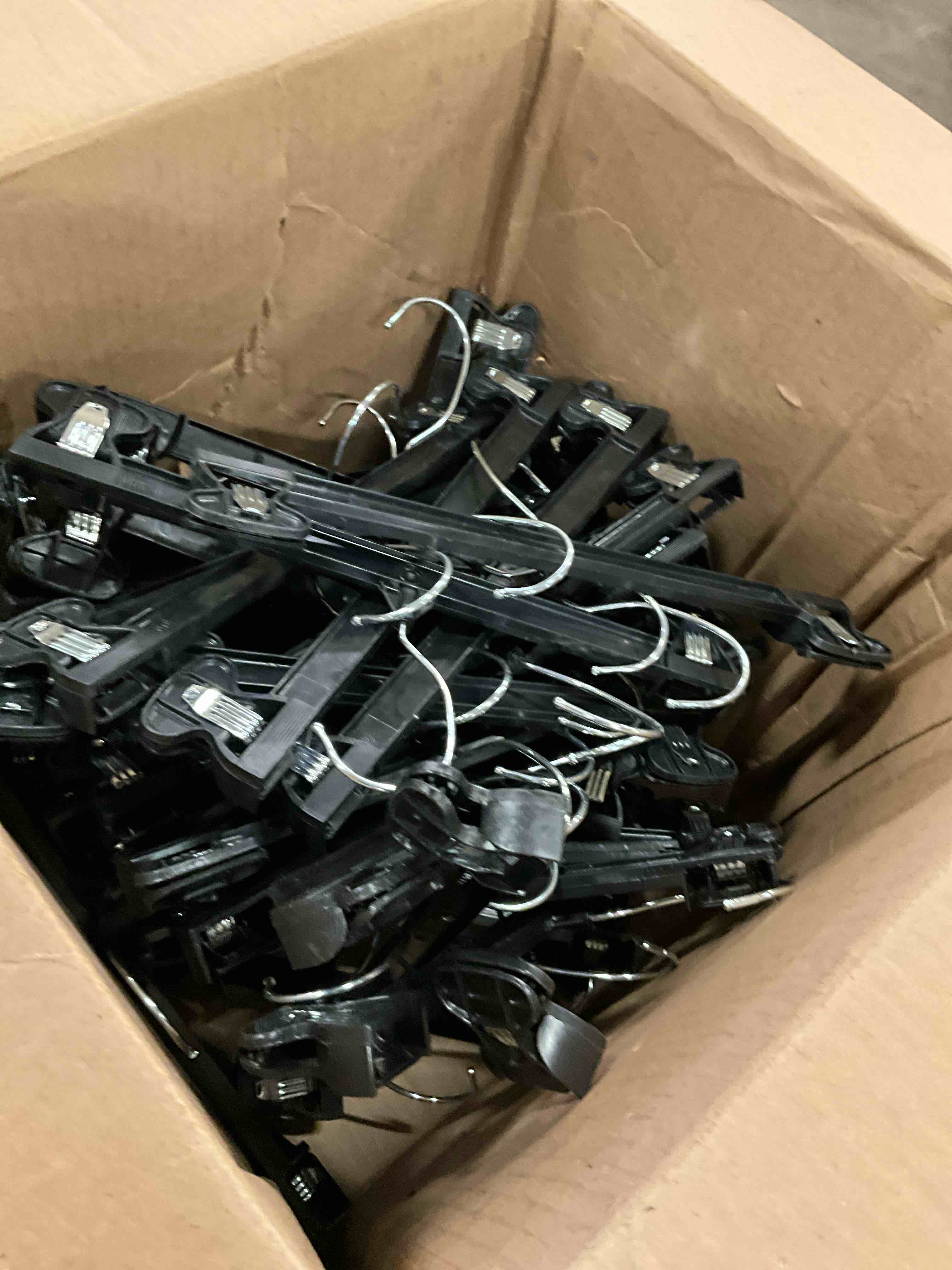 https://s3.amazonaws.com/lotting-images-prod/bidfta/PNK3361038_1755550313294.jpeg