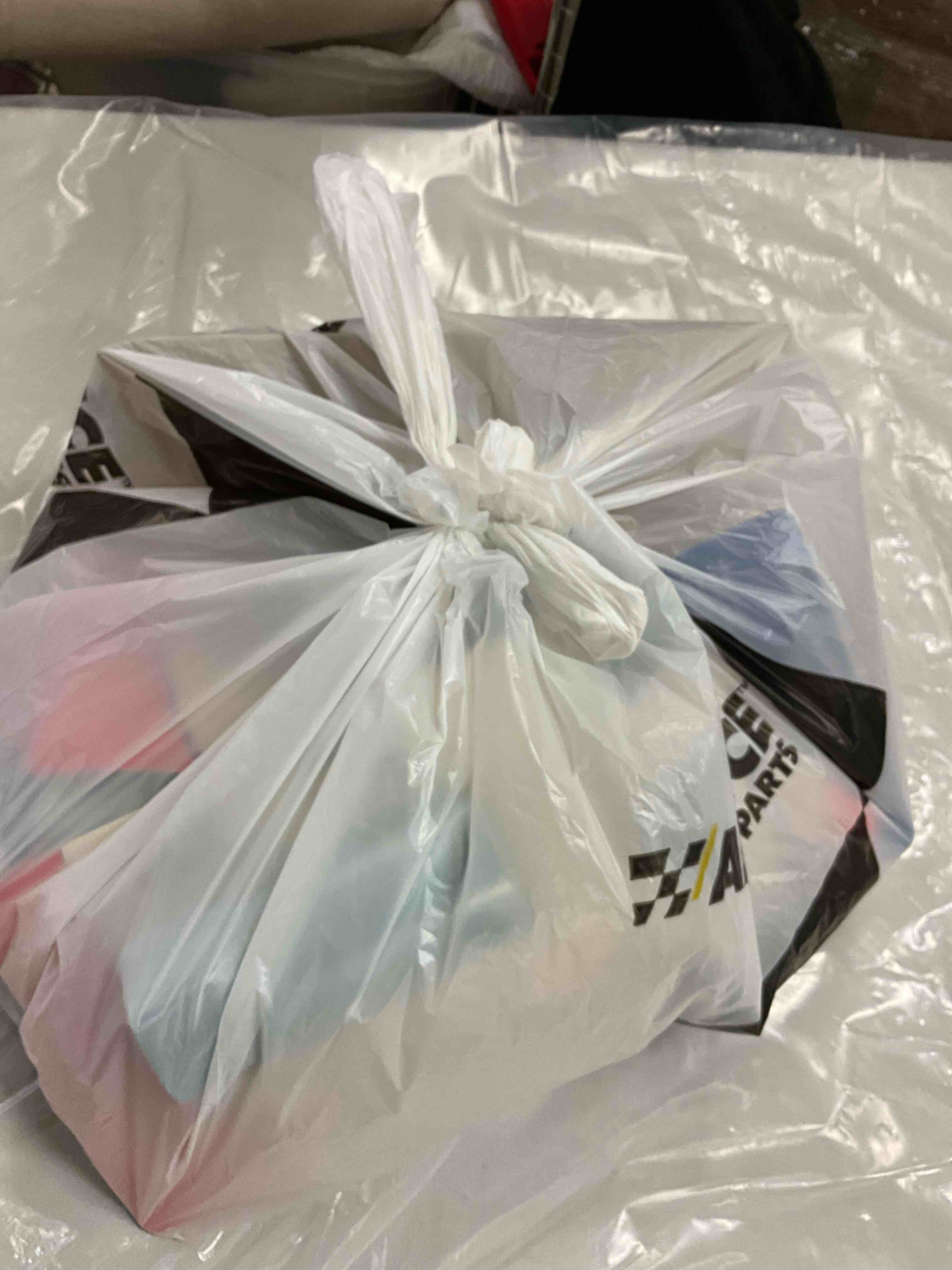 https://s3.amazonaws.com/lotting-images-prod/bidfta/PNK3361593_1756994628112.jpeg