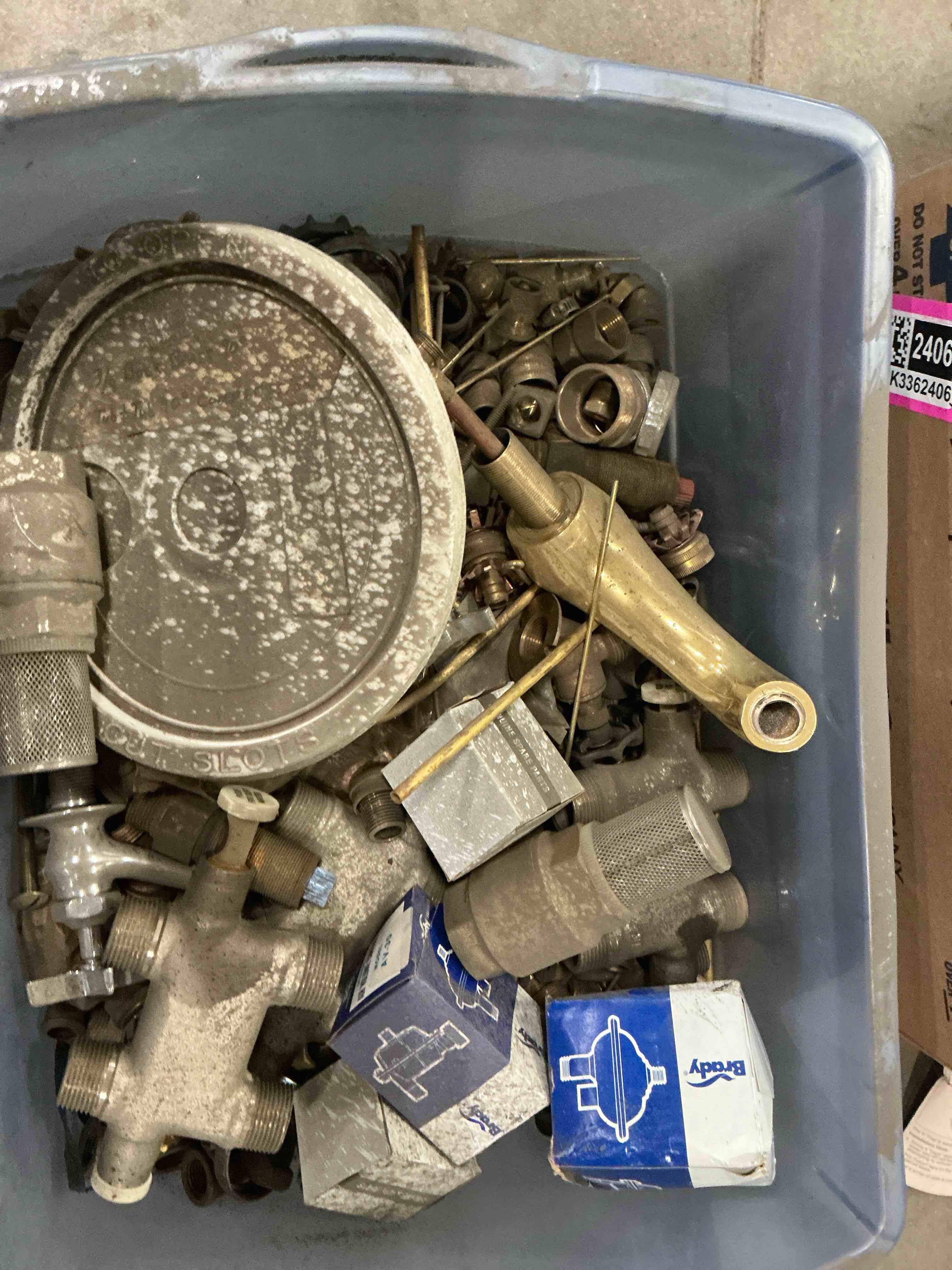Assortment of screws of different styles and sizes