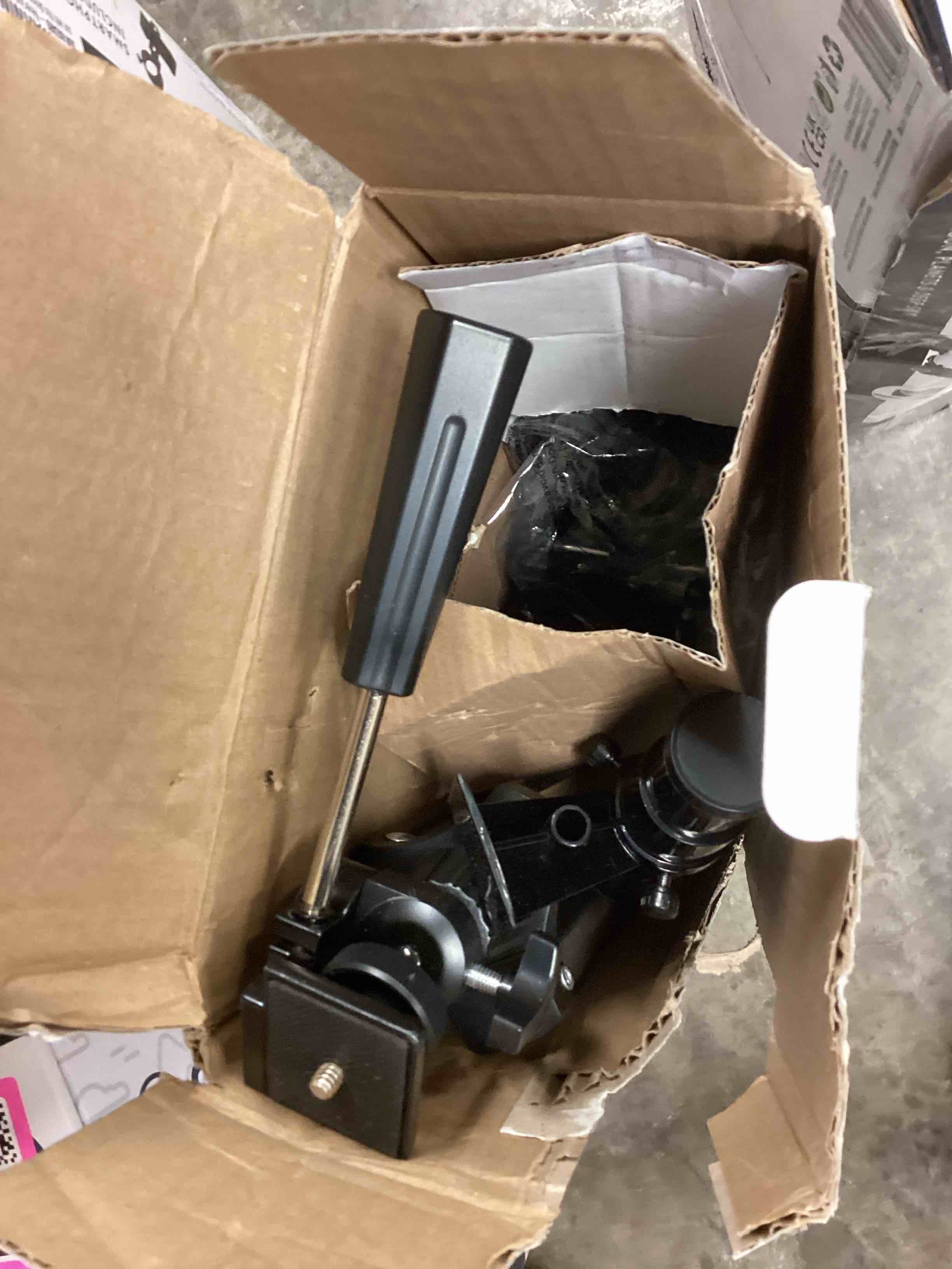 https://s3.amazonaws.com/lotting-images-prod/bidfta/PNK3363577_1760627956421.jpeg