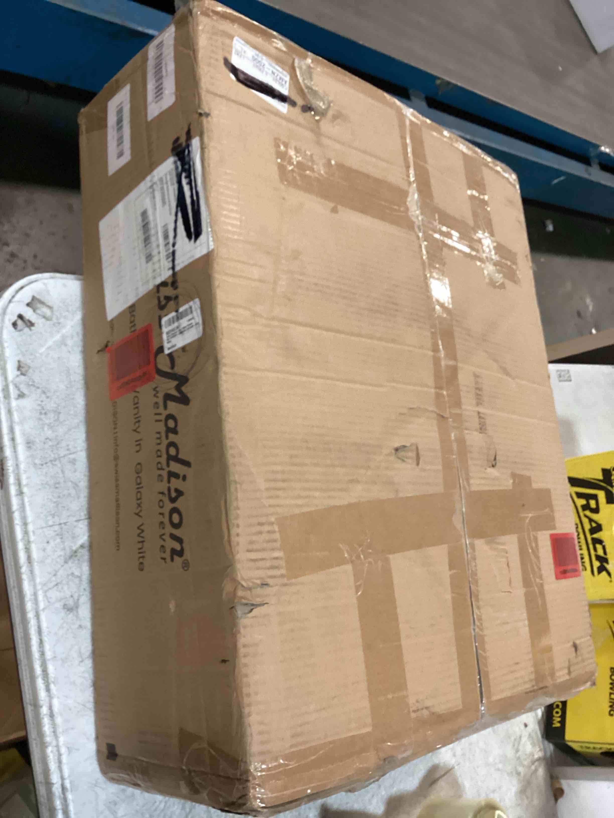 https://s3.amazonaws.com/lotting-images-prod/bidfta/PNK3448929_1746547760094.jpeg
