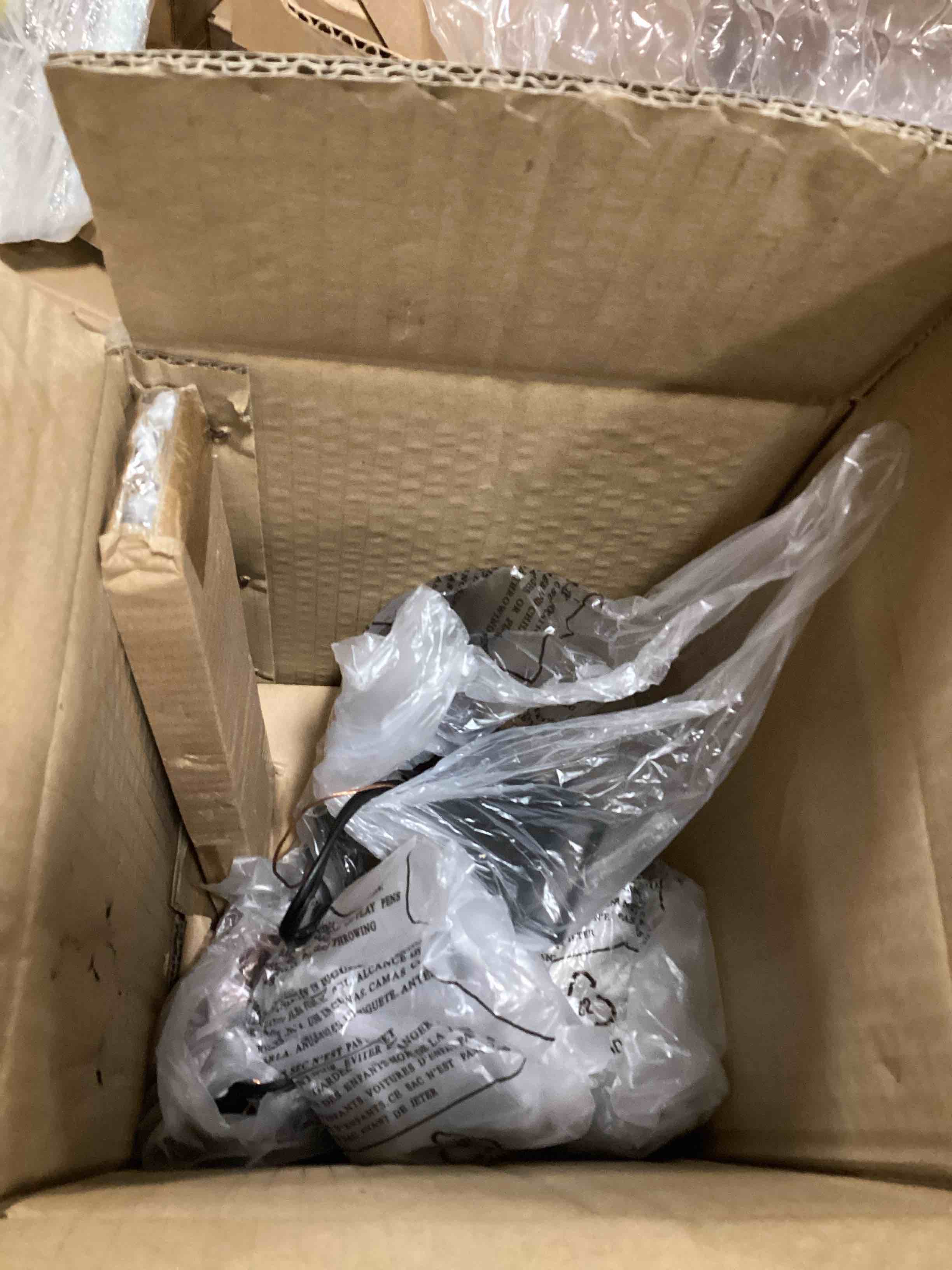 https://s3.amazonaws.com/lotting-images-prod/bidfta/PNK3466860_1745948186003.jpeg