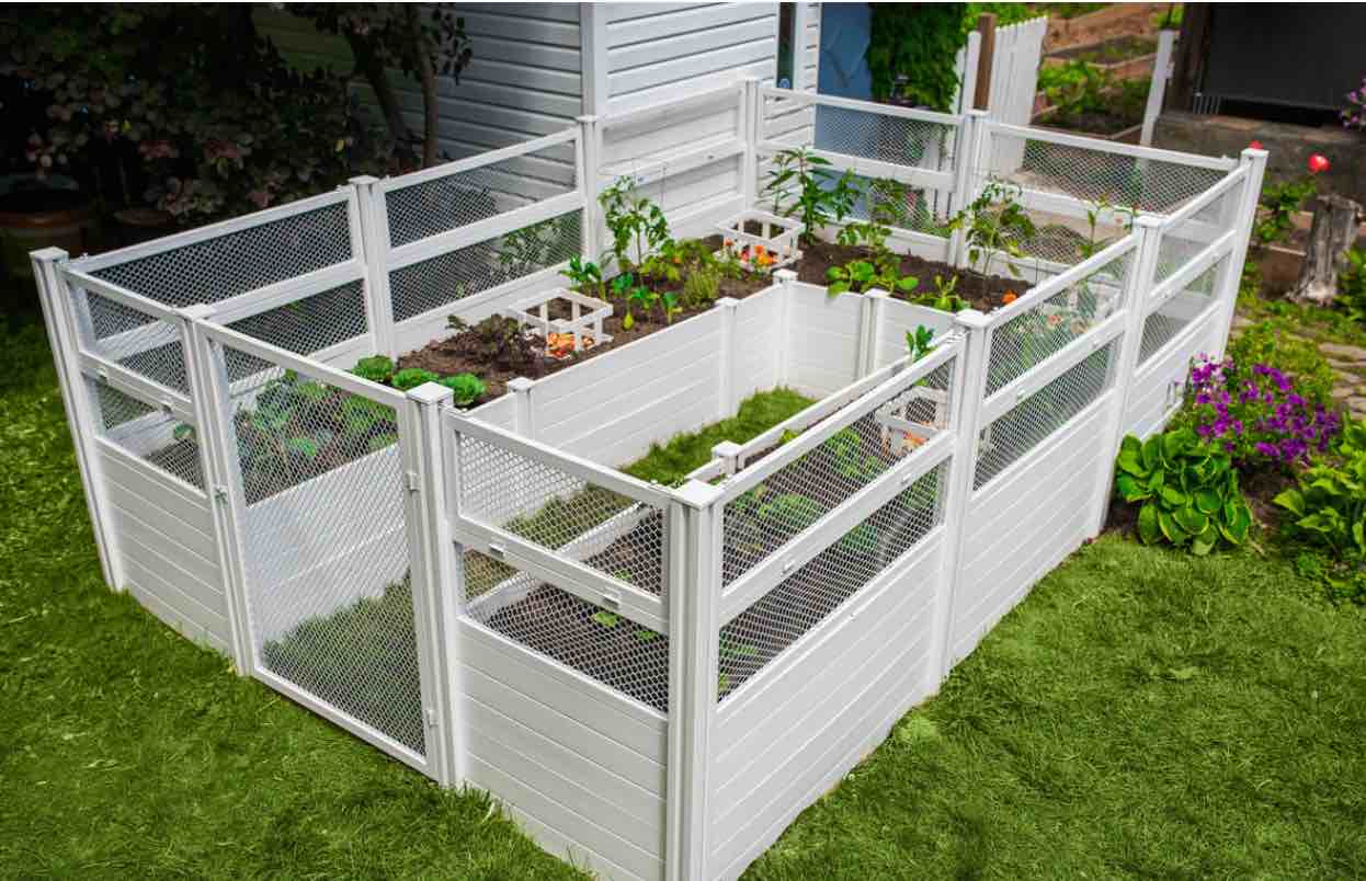 8 ft x 12 ft Keyhole Composting Vin garden color white 