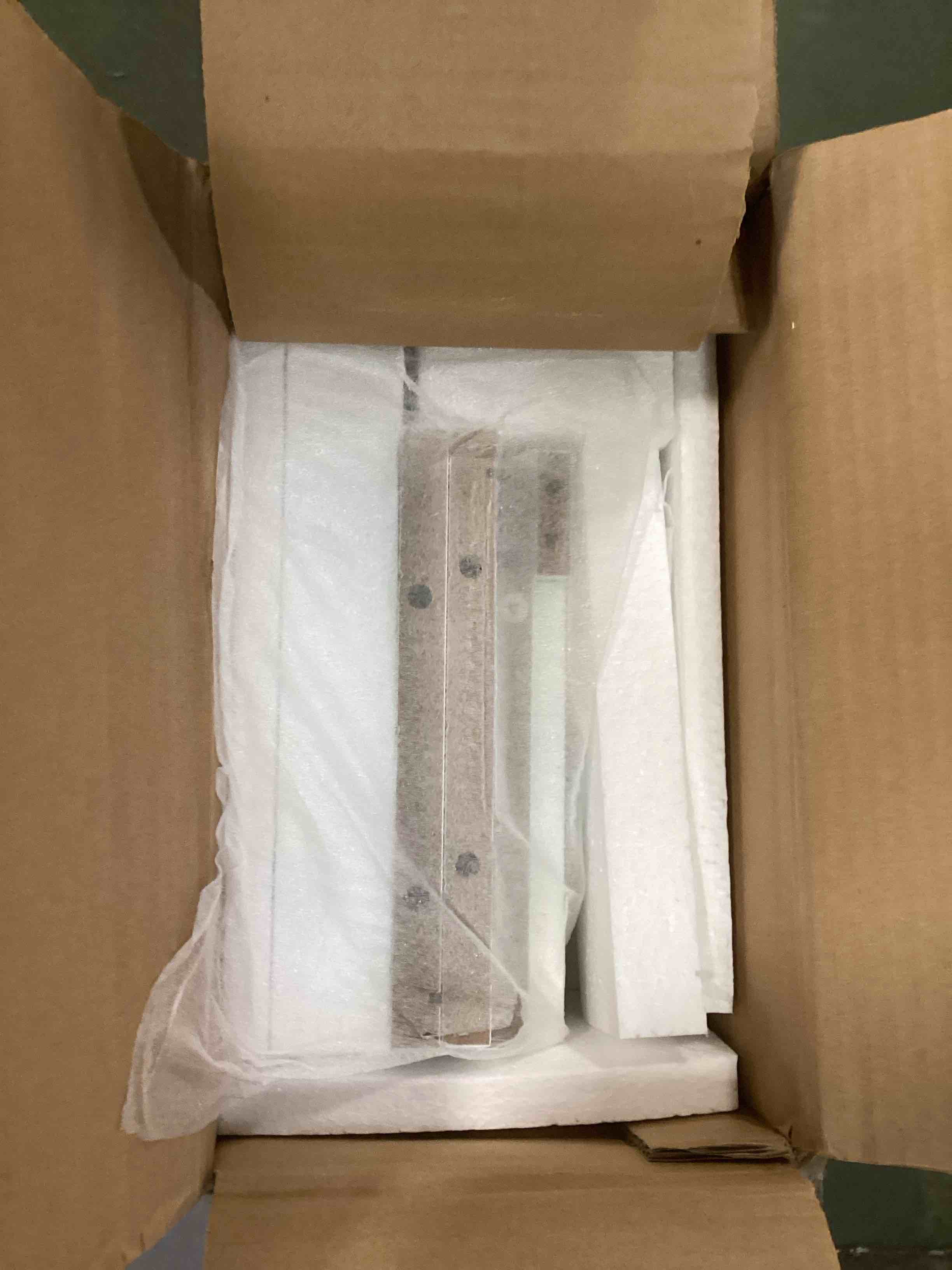 https://s3.amazonaws.com/lotting-images-prod/bidfta/PNK3470063_1746467753328.jpeg