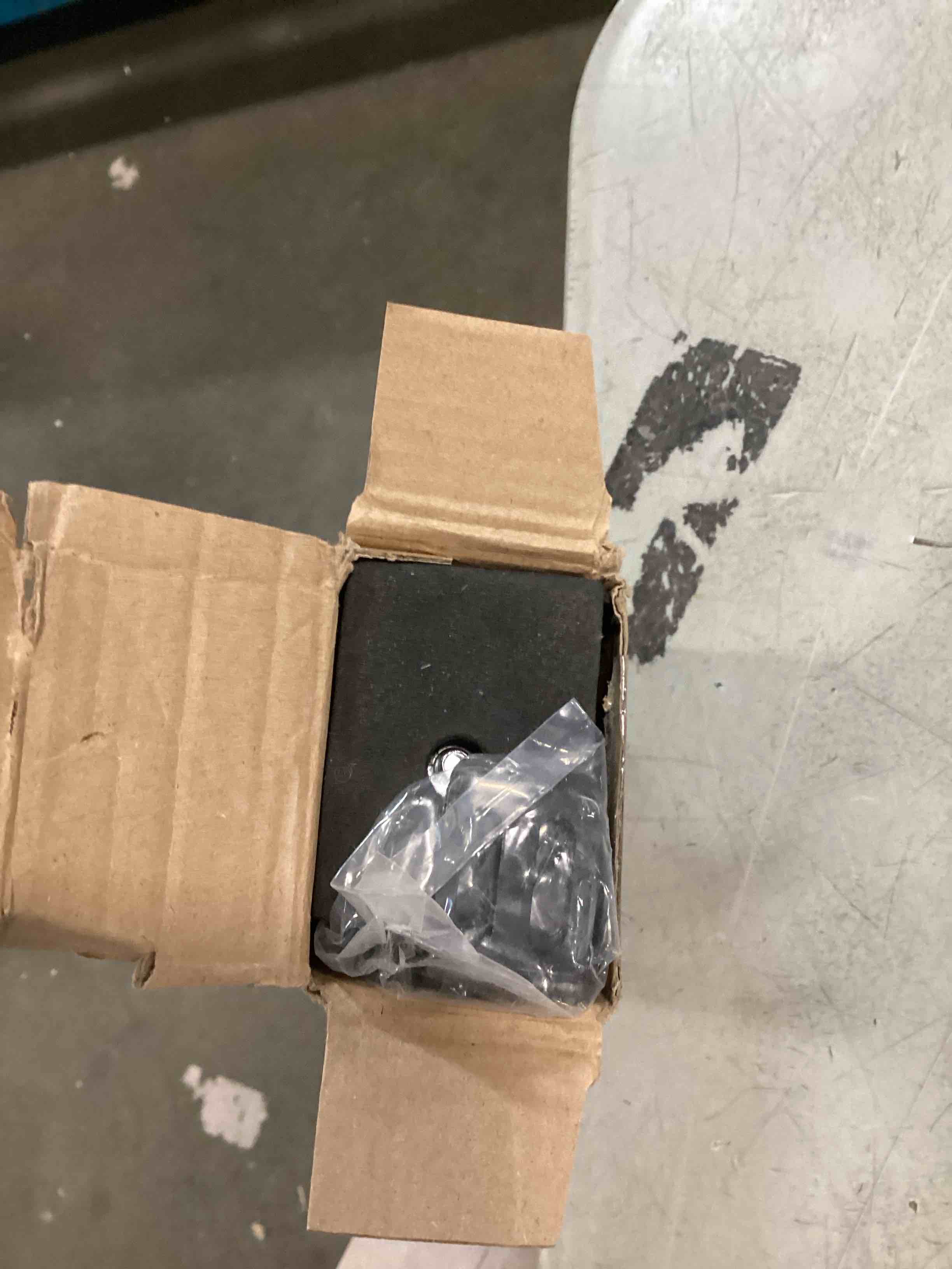 https://s3.amazonaws.com/lotting-images-prod/bidfta/PNK3470585_1746714356999.jpeg