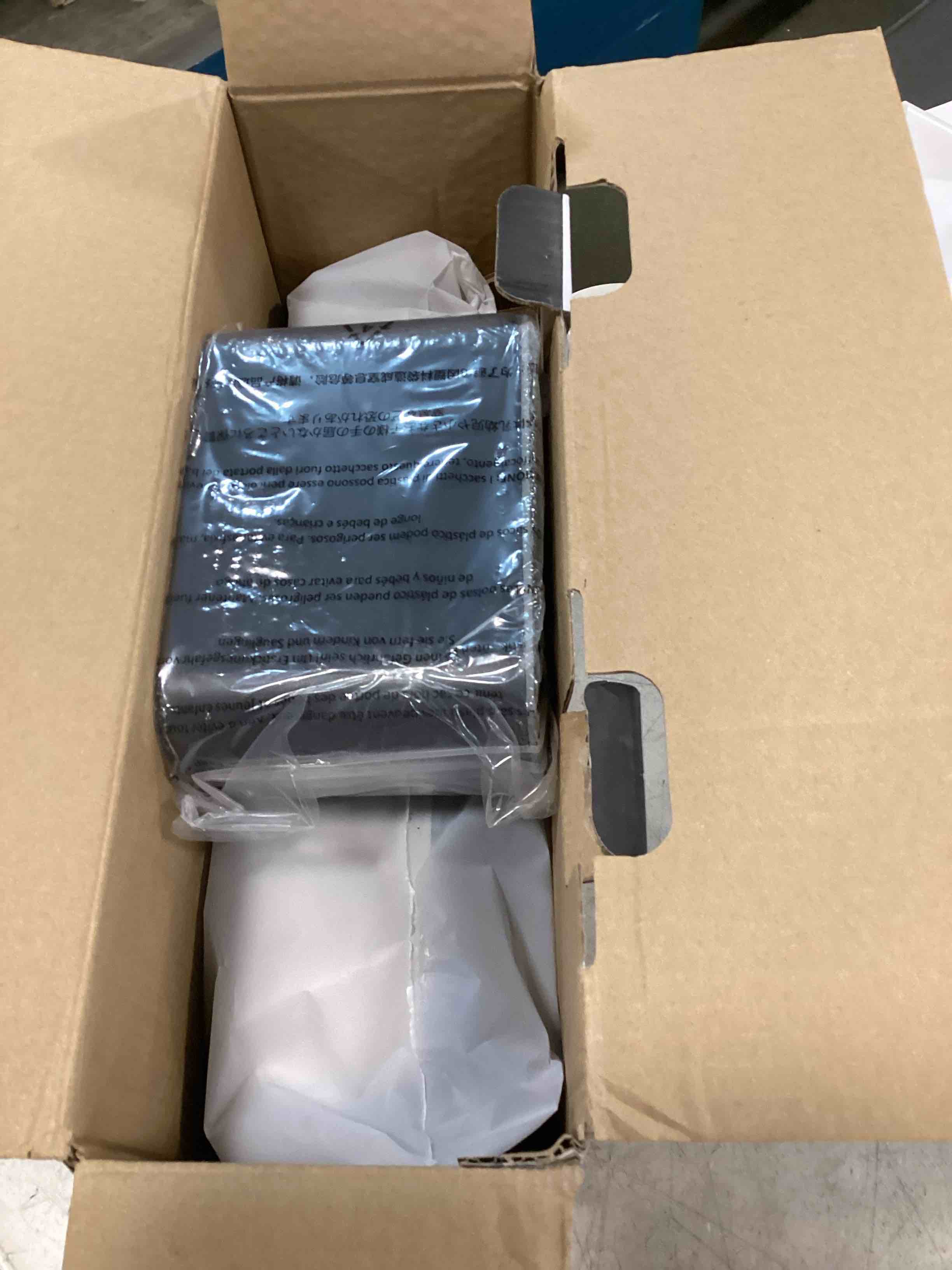 https://s3.amazonaws.com/lotting-images-prod/bidfta/PNK3470961_1747054112349.jpeg