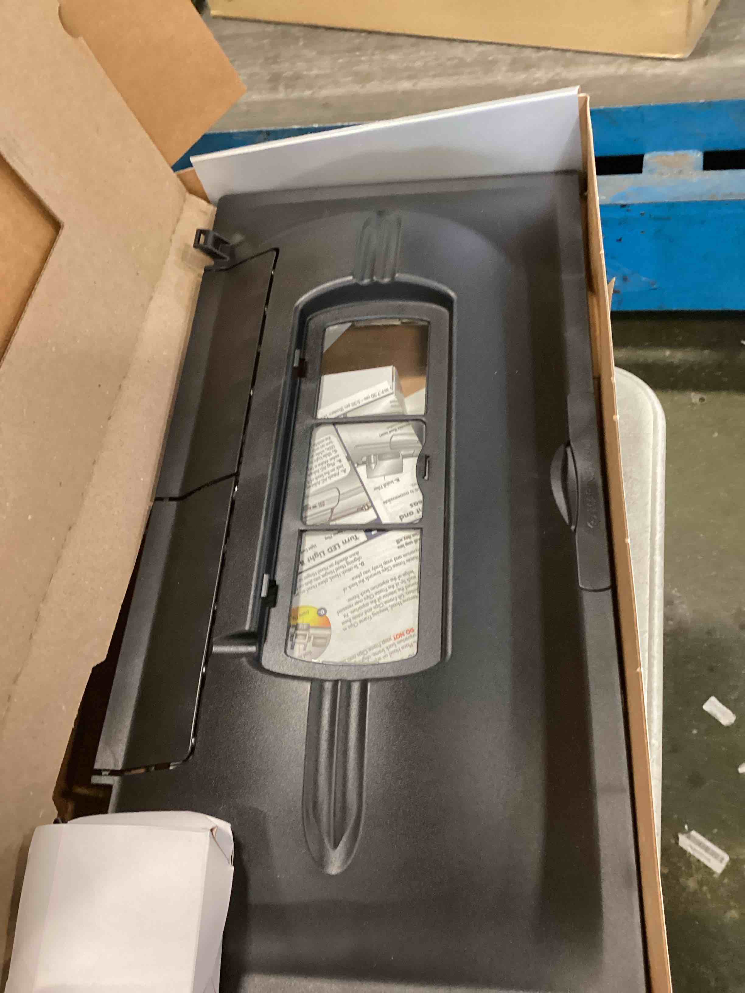 https://s3.amazonaws.com/lotting-images-prod/bidfta/PNK3471610_1747330307983.jpeg