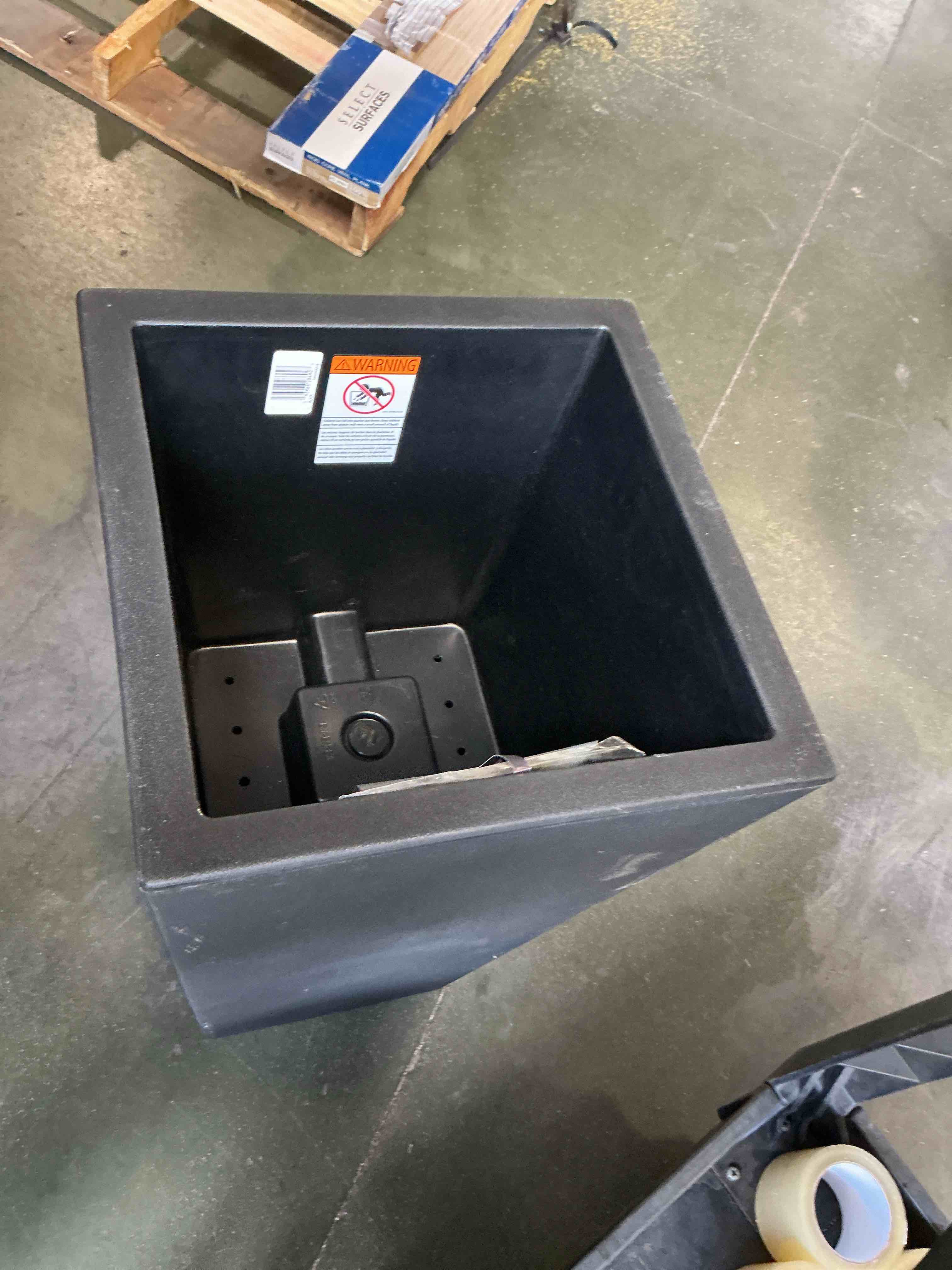 https://s3.amazonaws.com/lotting-images-prod/bidfta/PNK3482823_1756235148717.jpeg