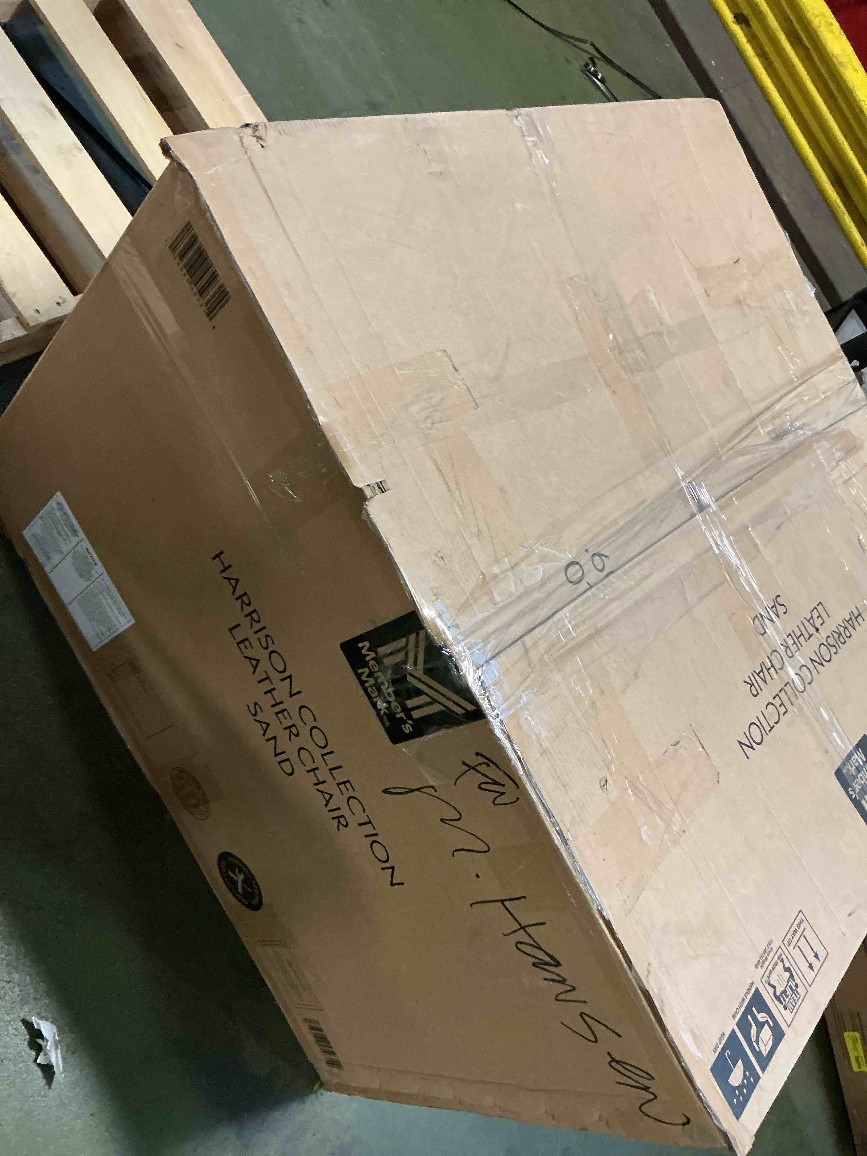 https://s3.amazonaws.com/lotting-images-prod/bidfta/PNK3510156_1756207417261.jpeg