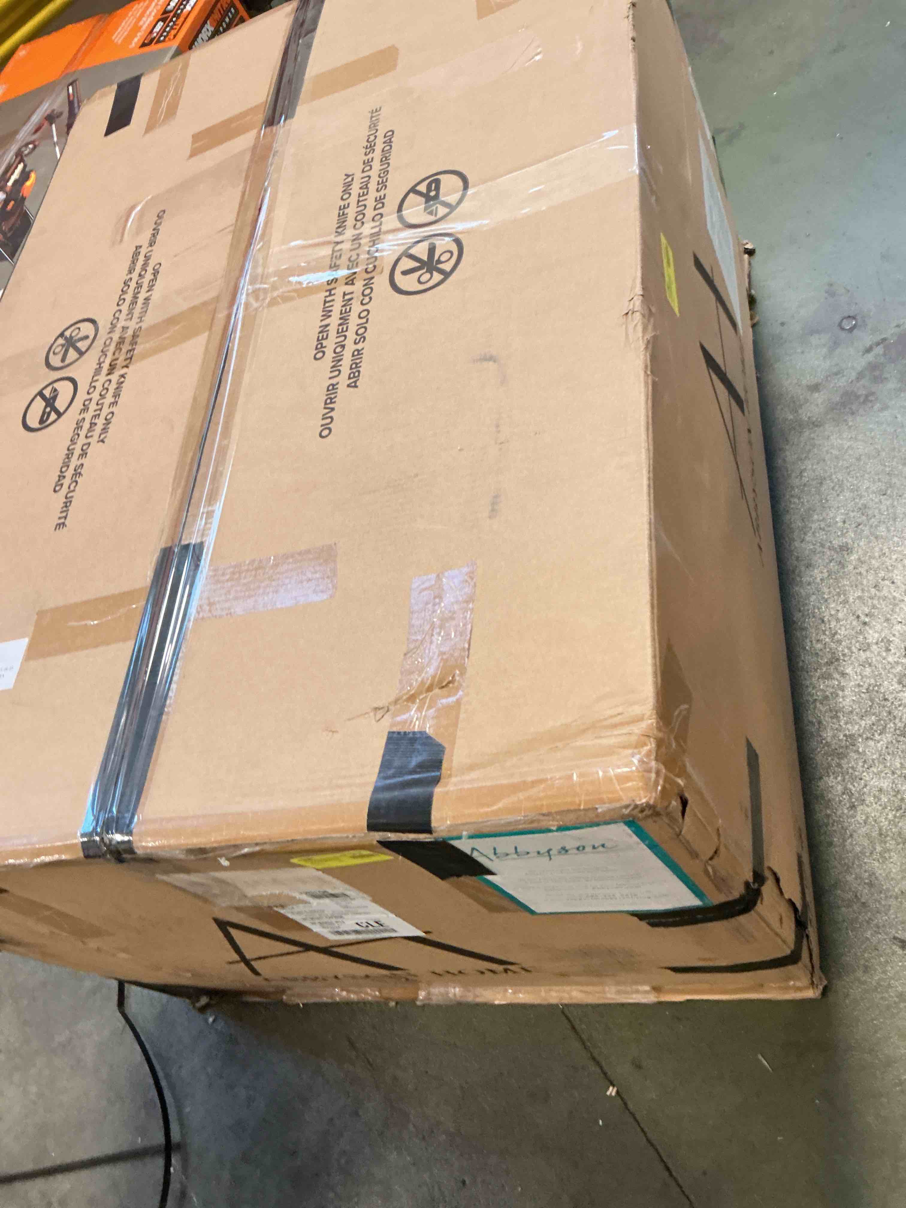 https://s3.amazonaws.com/lotting-images-prod/bidfta/PNK3510159_1756208523801.jpeg
