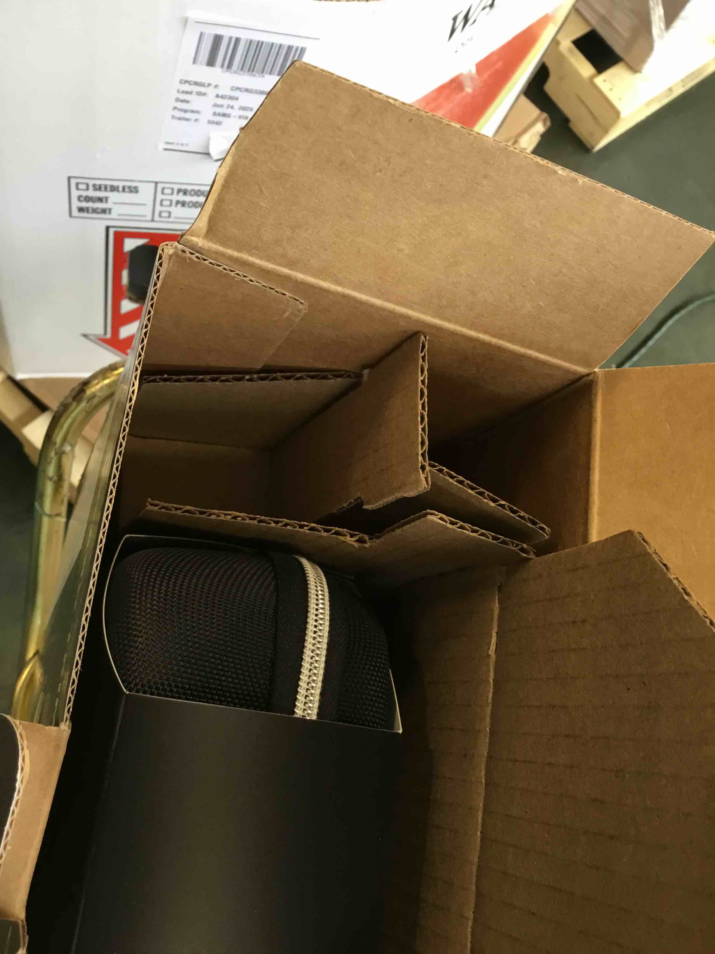 https://s3.amazonaws.com/lotting-images-prod/bidfta/PNK3548426_1750941860535.jpeg