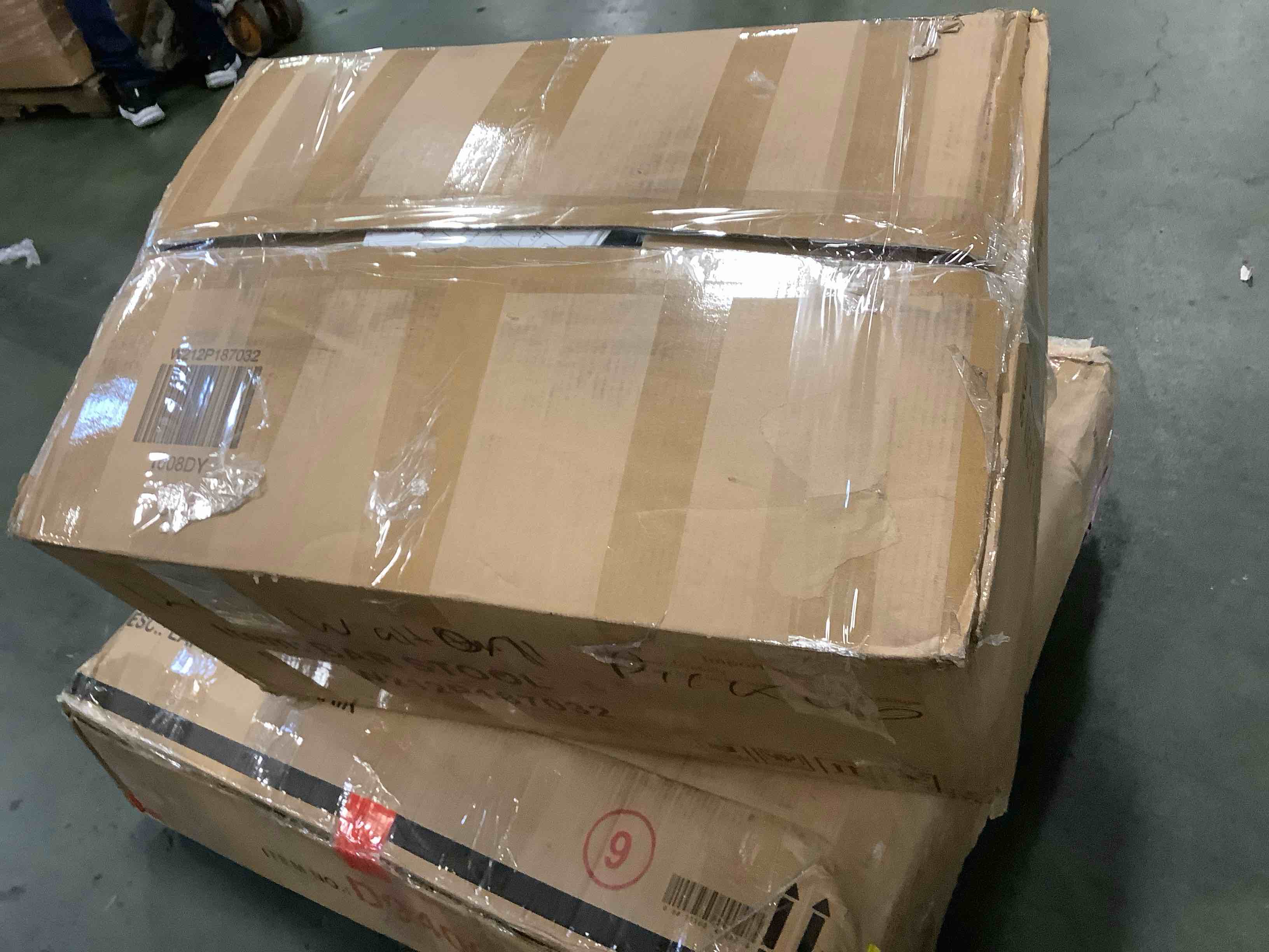 https://s3.amazonaws.com/lotting-images-prod/bidfta/PNK3553595_1751026093968.jpeg