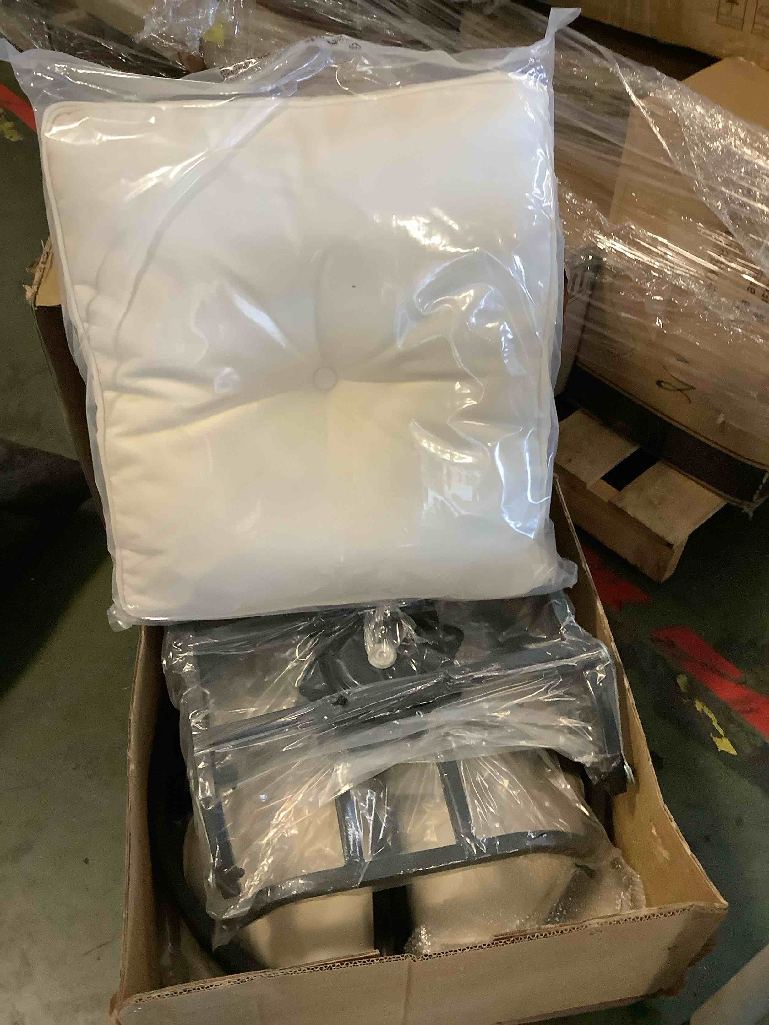 https://s3.amazonaws.com/lotting-images-prod/bidfta/PNK3555944_1753362554195.jpeg