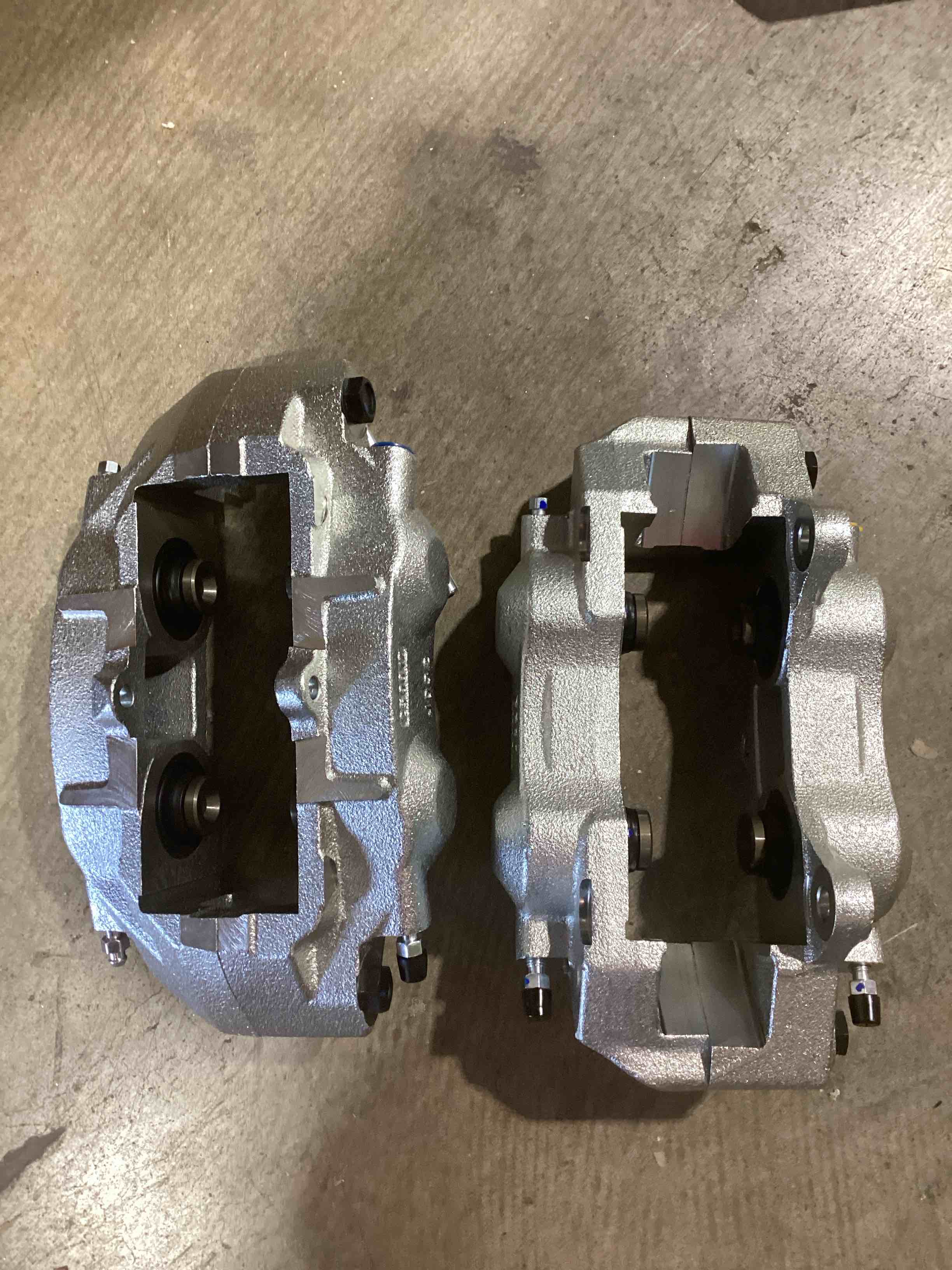 Condition photo showing New/Like New for set:2 rear left right disc brake caliper 65-82 chevrolet corvette