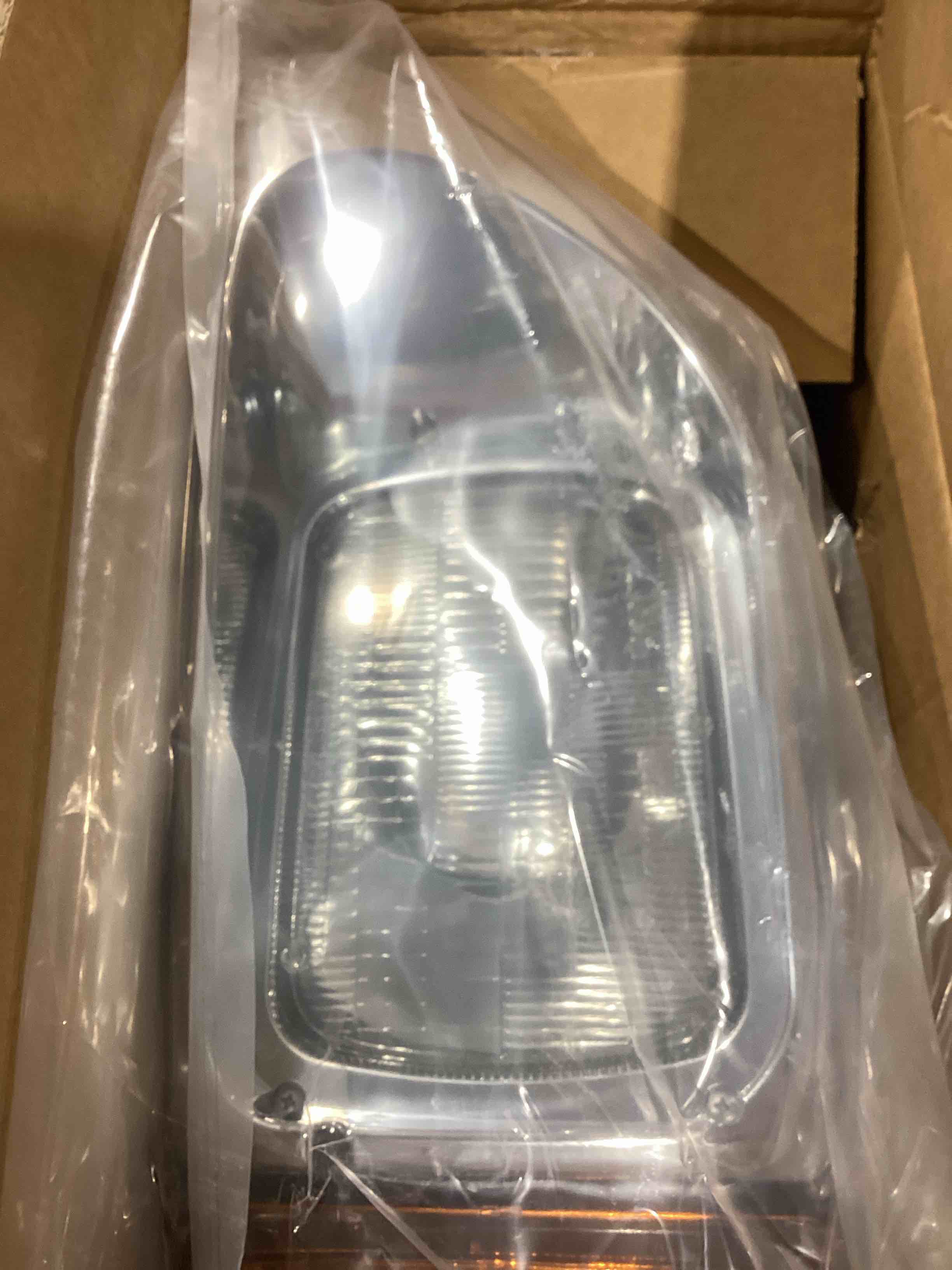 Condition photo showing New/Like New for headlight for international 9200-9900 driver and passenger side headlights headlamps assembly for international 2003 2004 2005 2006 2007?a pair?