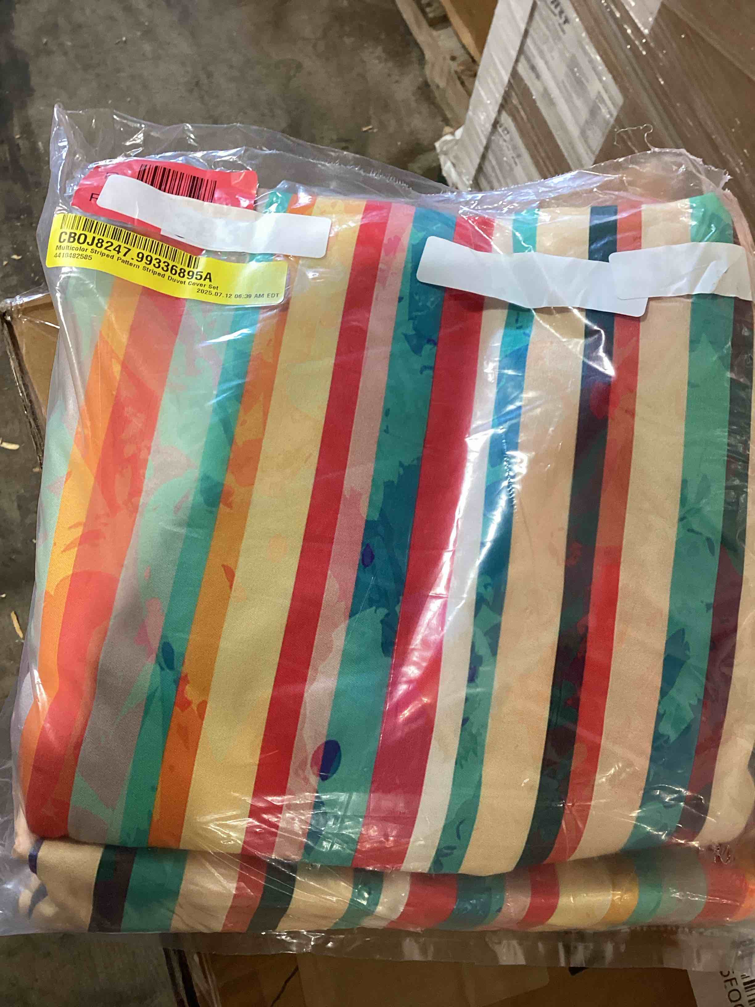 Condition photo showing New/Like New for multicolor striped pattern striped duvet cover set
