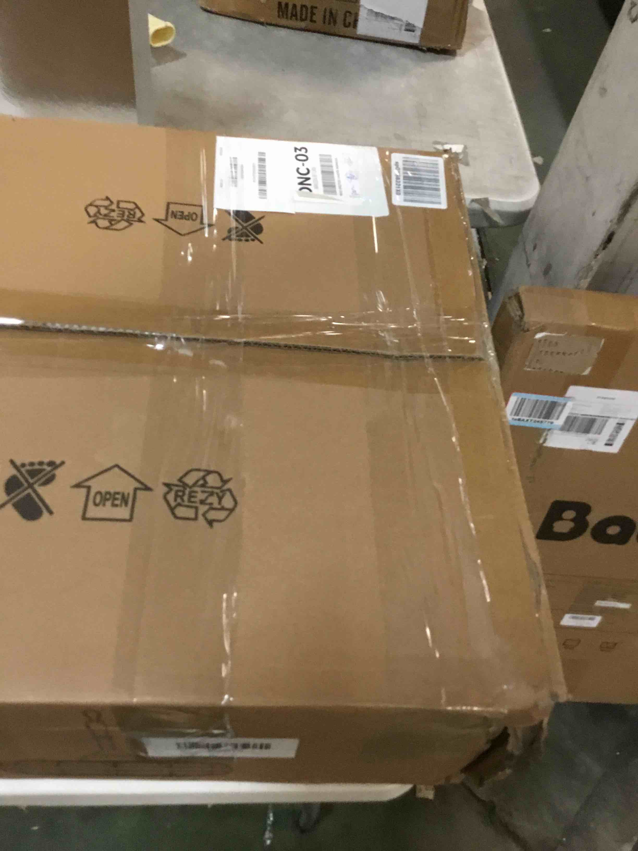 https://s3.amazonaws.com/lotting-images-prod/bidfta/PNK3568477_1749902272133.jpeg