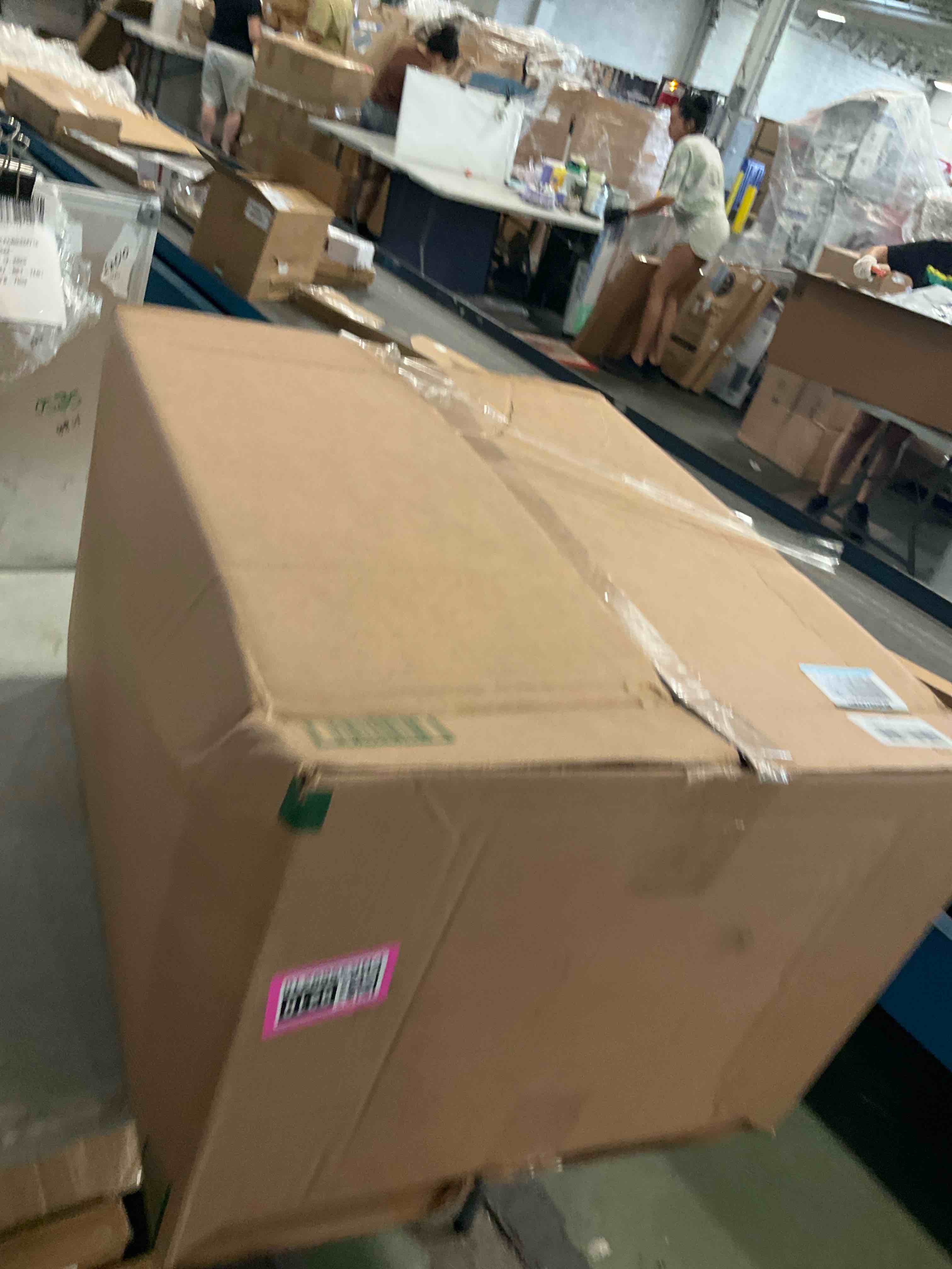 https://s3.amazonaws.com/lotting-images-prod/bidfta/PNK3569210_1750260884733.jpeg