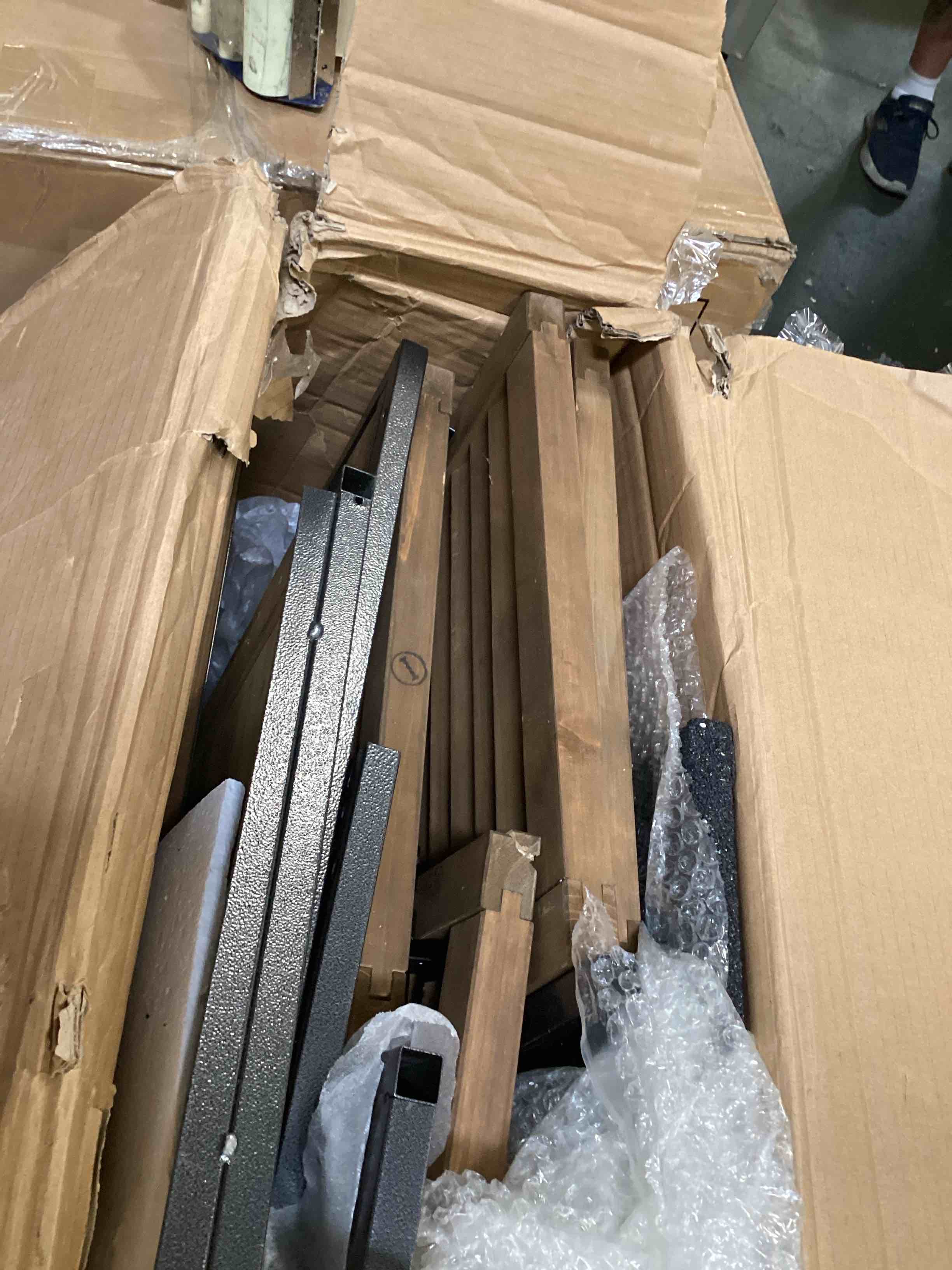 https://s3.amazonaws.com/lotting-images-prod/bidfta/PNK3571328_1750103032081.jpeg