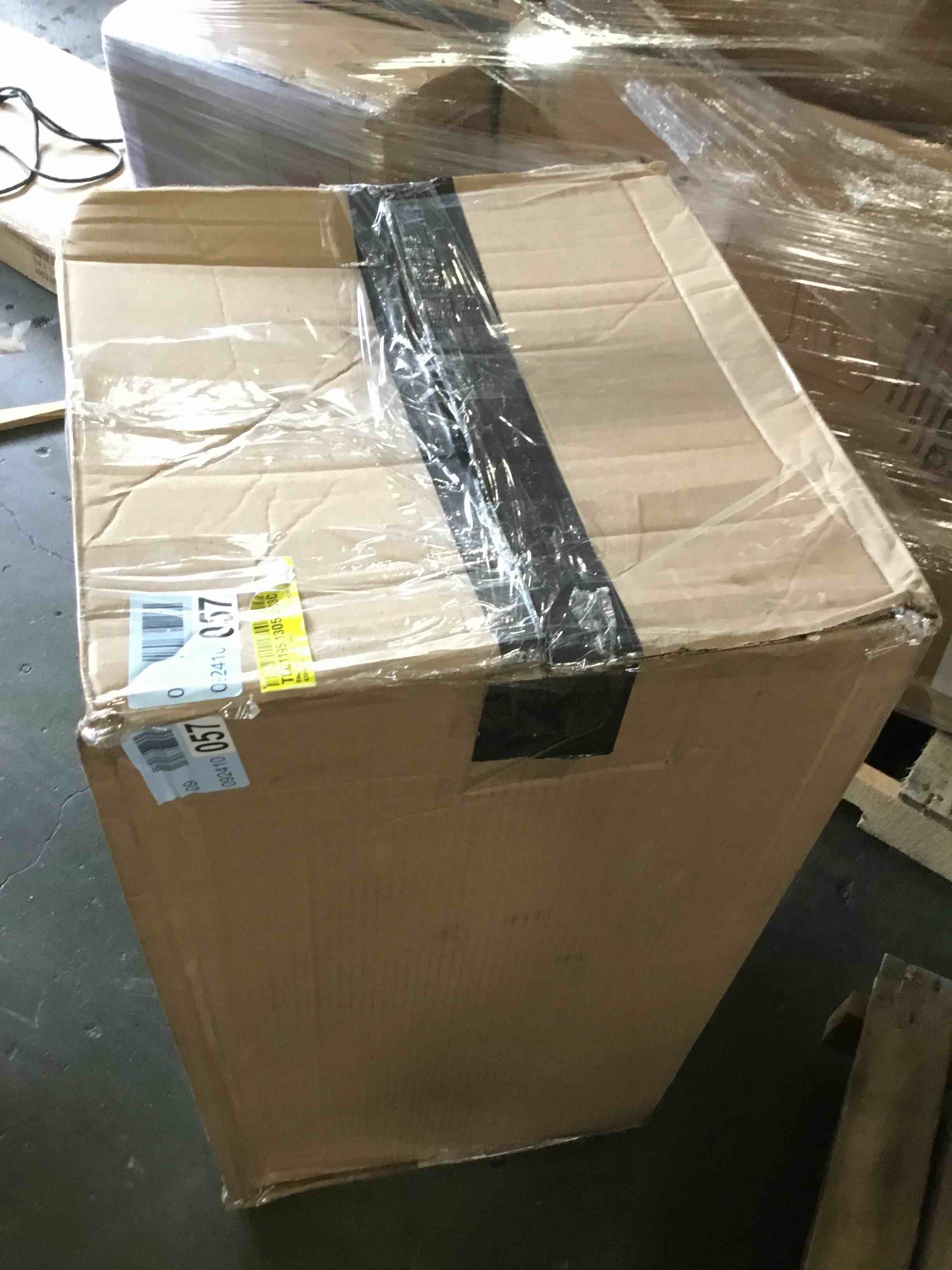 https://s3.amazonaws.com/lotting-images-prod/bidfta/PNK3571530_1750271141153.jpeg