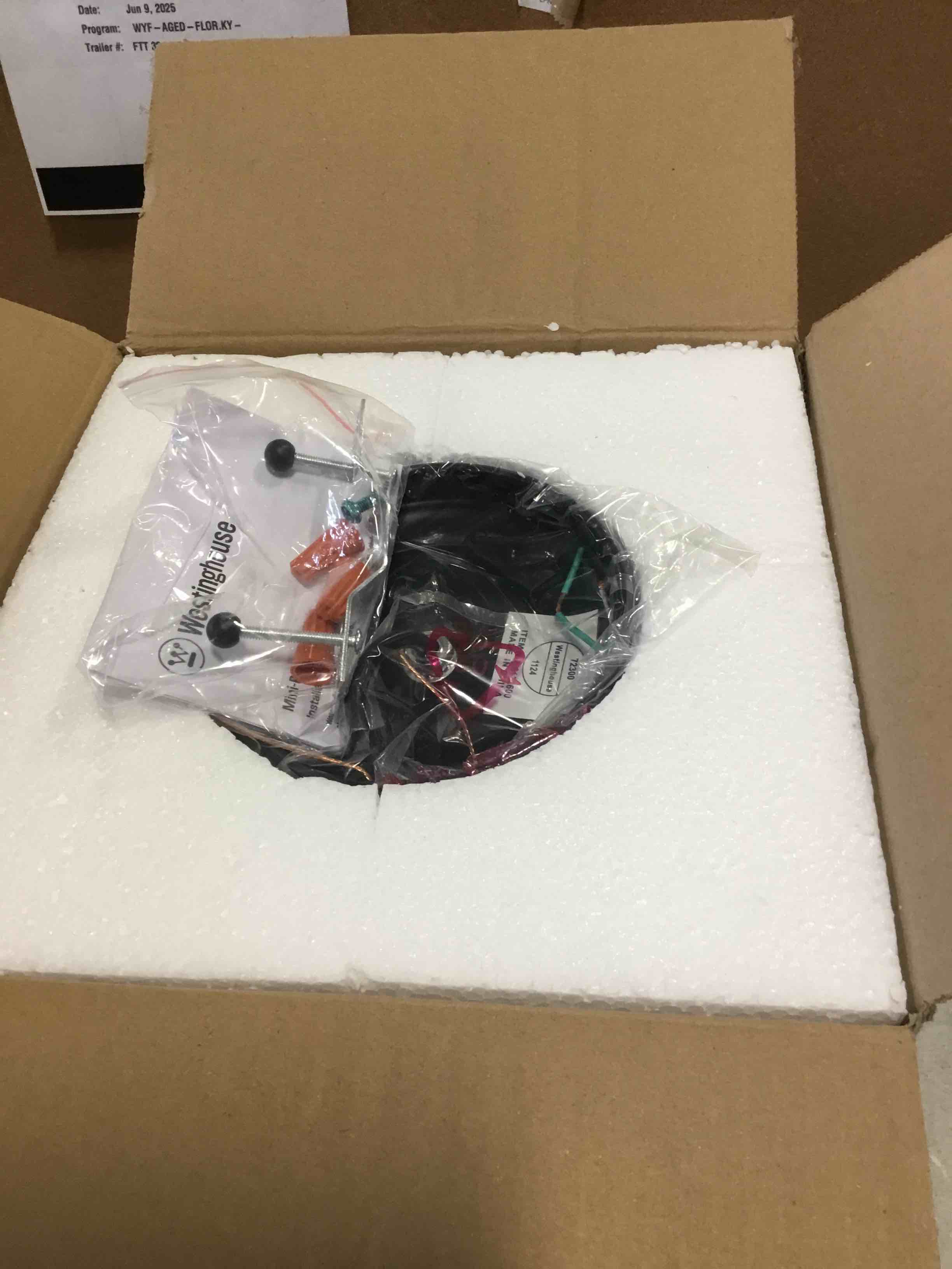 https://s3.amazonaws.com/lotting-images-prod/bidfta/PNK3578008_1749820910130.jpeg