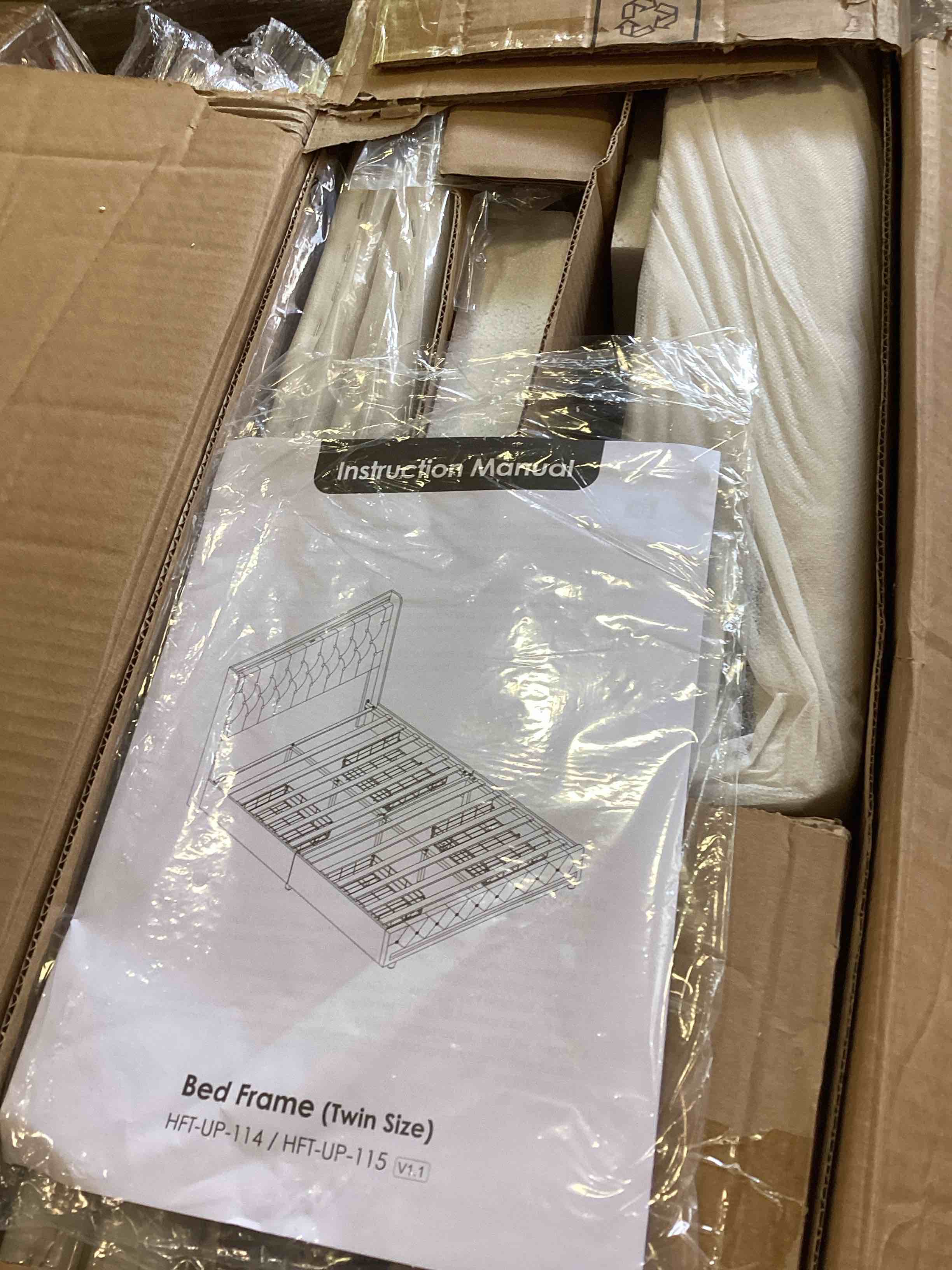 https://s3.amazonaws.com/lotting-images-prod/bidfta/PNK3580921_1749655166817.jpeg