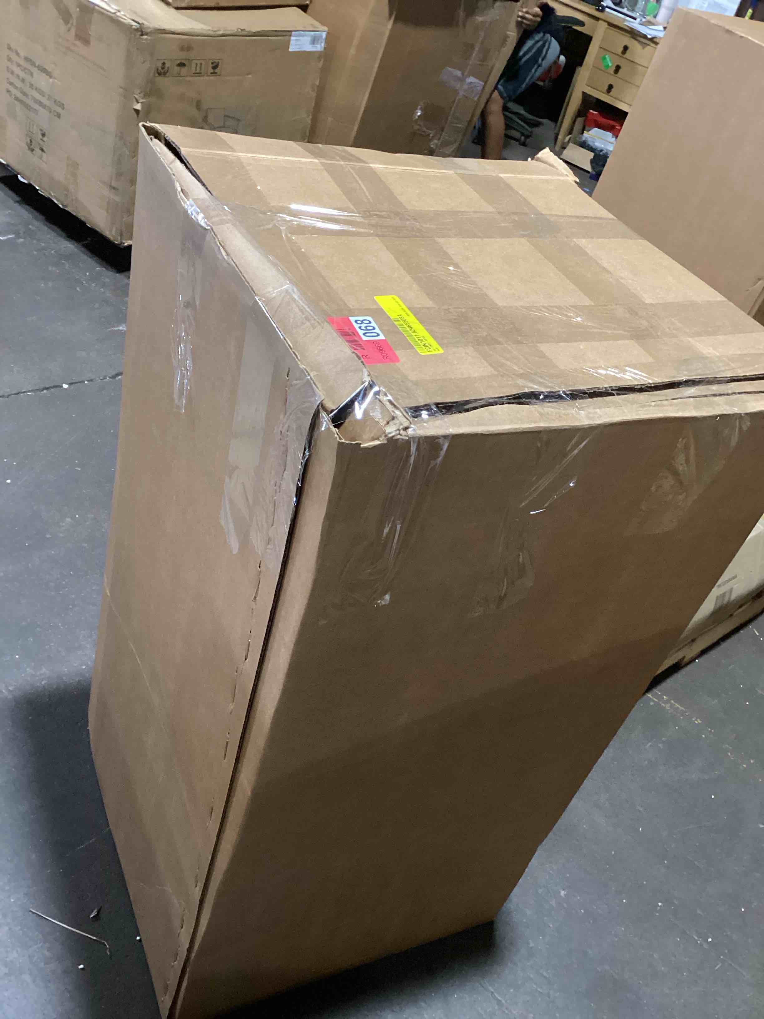 https://s3.amazonaws.com/lotting-images-prod/bidfta/PNK3624887_1751560658517.jpeg