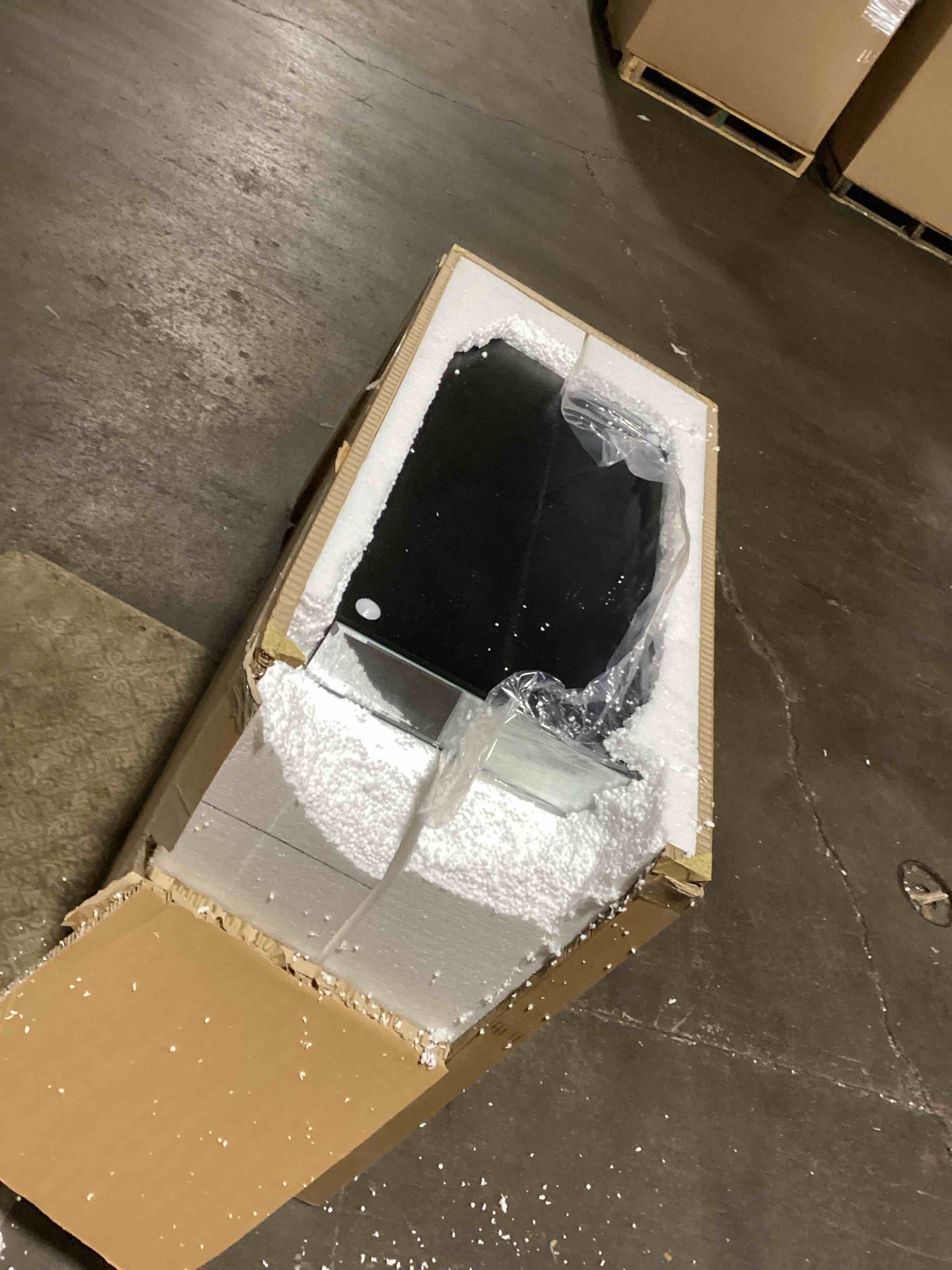 https://s3.amazonaws.com/lotting-images-prod/bidfta/PNK3624926_1752072945771.jpeg